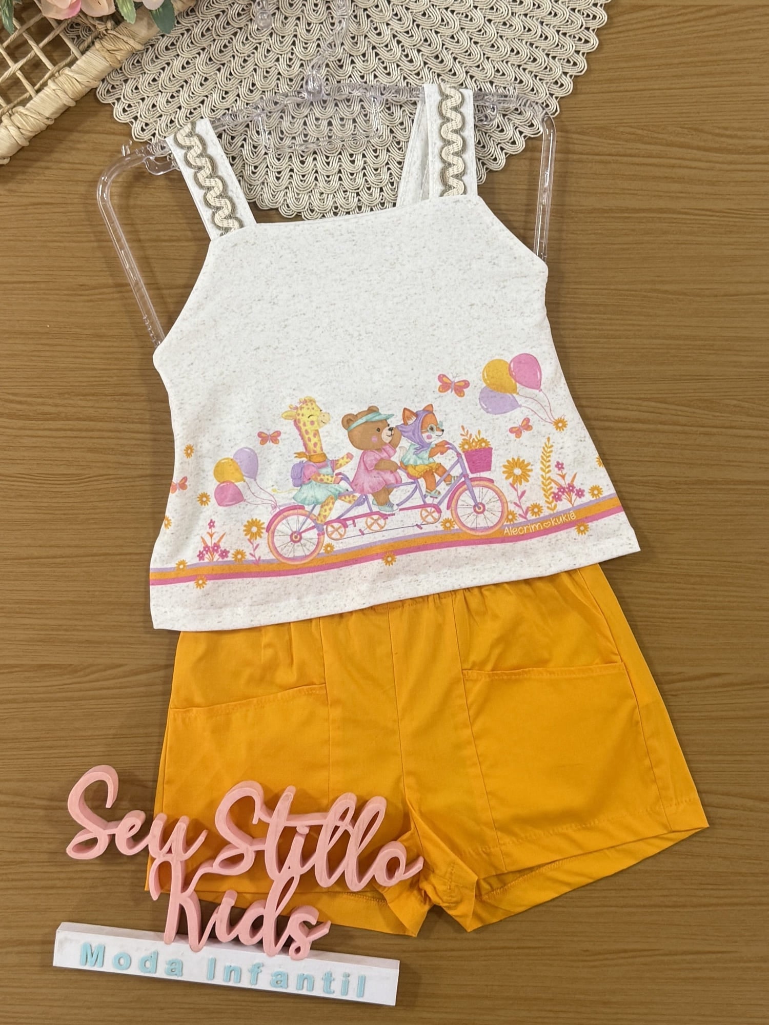 Conjunto Infantil Kukiê Verão com Shorts Laranja e Blusa Off White Bichinhos Passeio