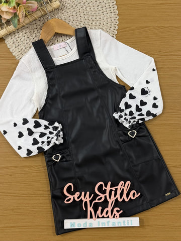 Salopete Infantil Kukiê Inverno Preta com Blusa Branca Corações
