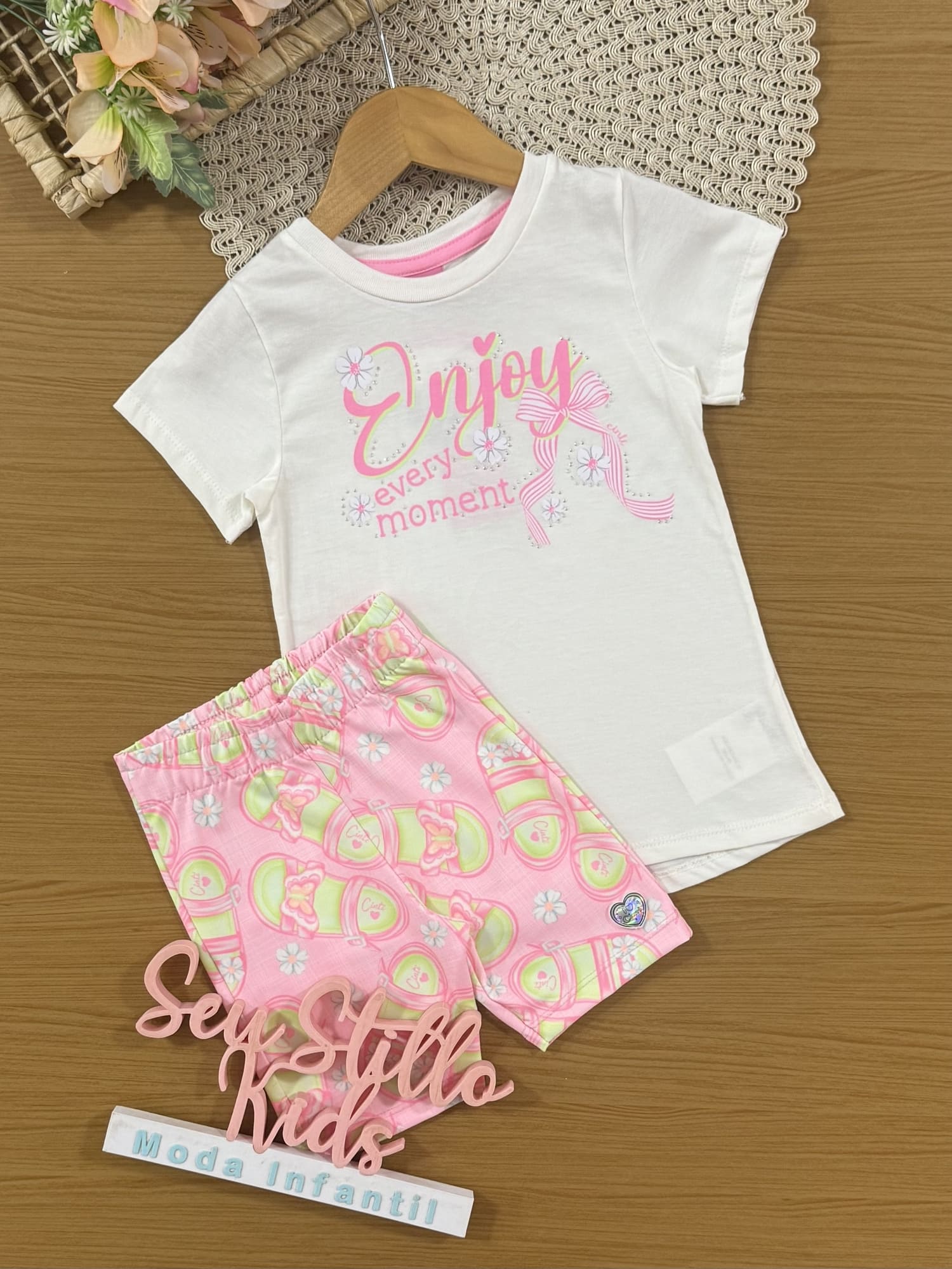 Conjunto Infantil Cinti Verão com Shorts Ciclista Rosa e Blusa Branca Enjoy