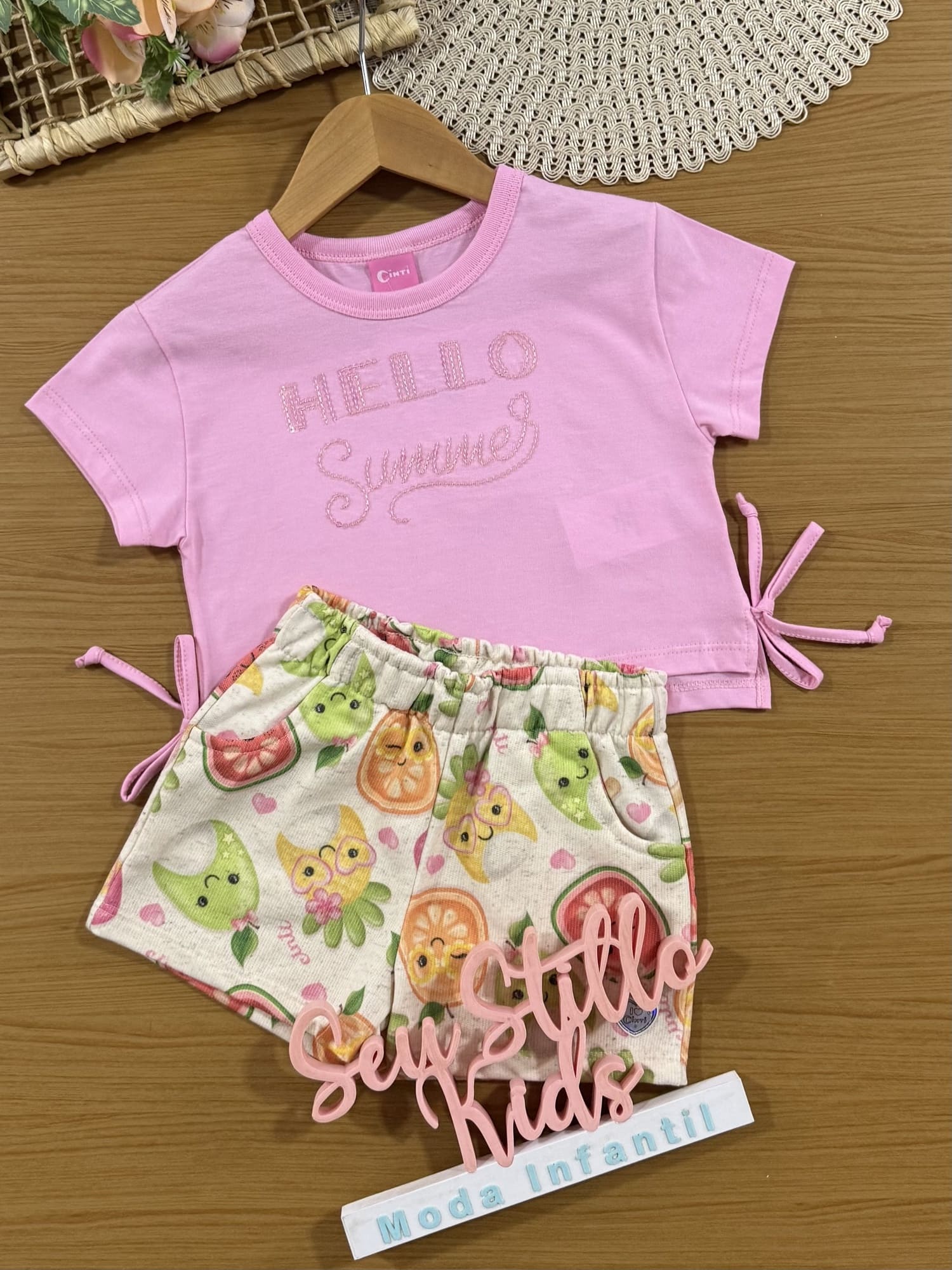 Conjunto Infantil Cinti Verão com Shorts Off White e Blusa Rosa Hello
