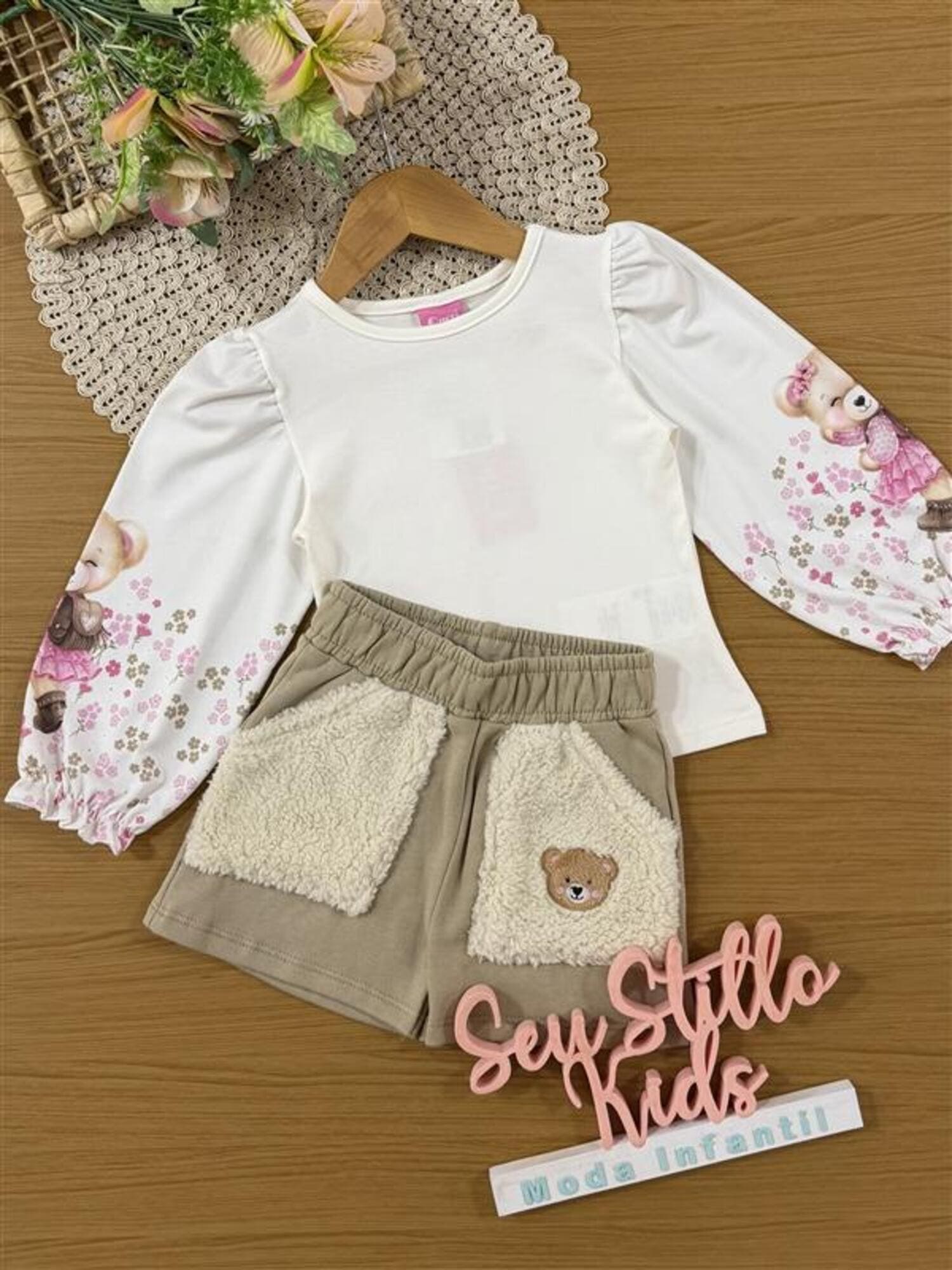 Conjunto Infantil Cinti Inverno com Shorts Bege e Blusa Manga Longa Branca Ursinha Floral