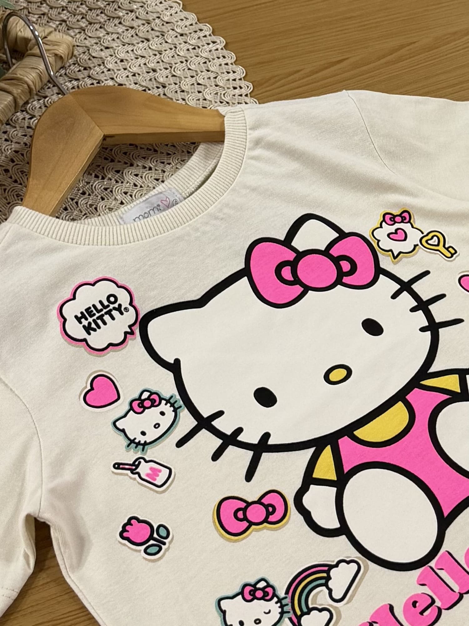 Blusa Infantil Momi Inverno Manga Curta Bege Hello Kitty Figurinhas