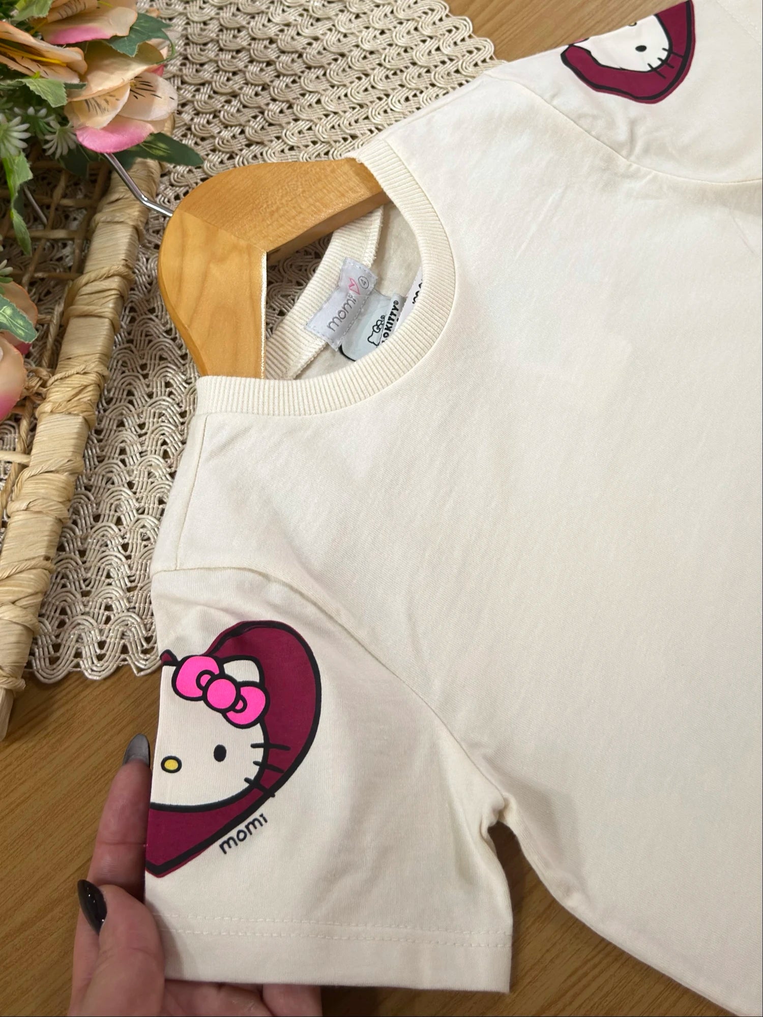 Blusa Infantil Momi Inverno Manga Curta Bege Hello Kitty Coração