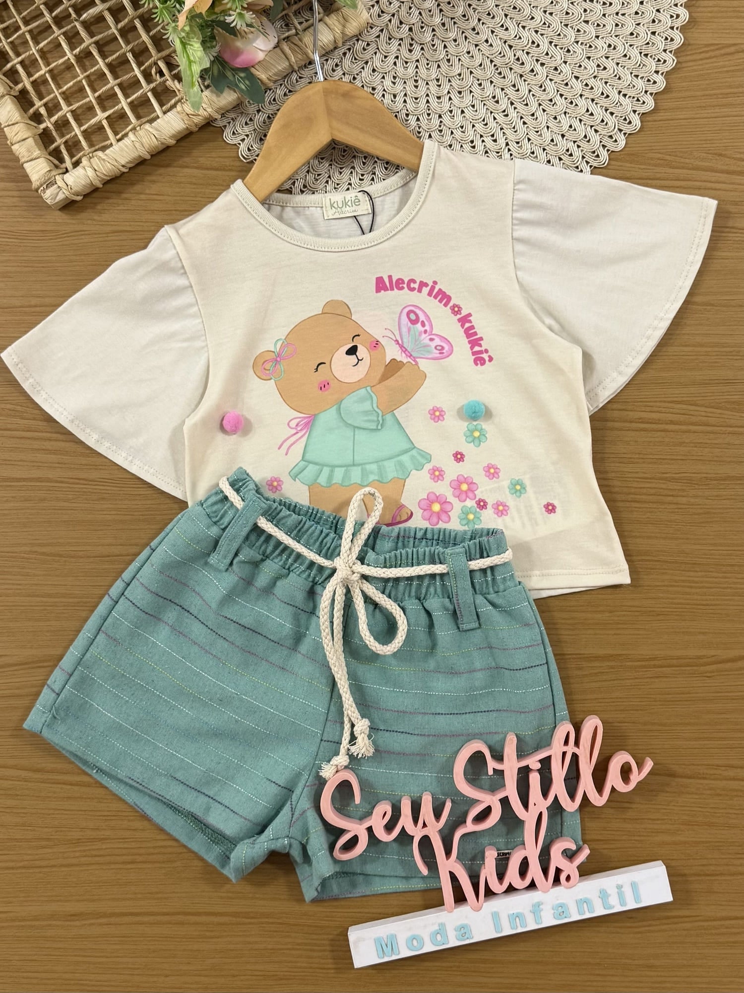Conjunto Infantil Kukiê Verão com Shorts Verde e Blusa Bege Ursinha Borboleta