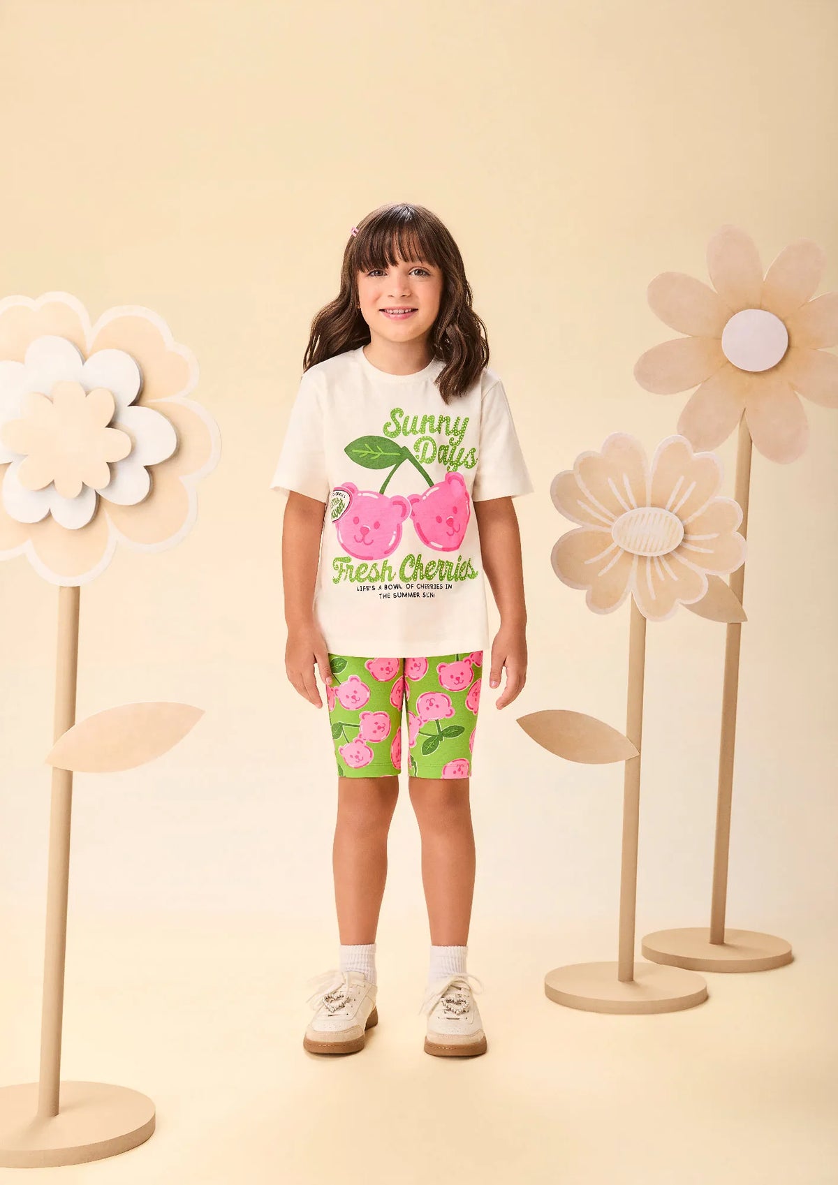 Conjunto Infantil Menina Momi com Shorts Ciclista Verde e Blusa Branca Ursinhos Cereja