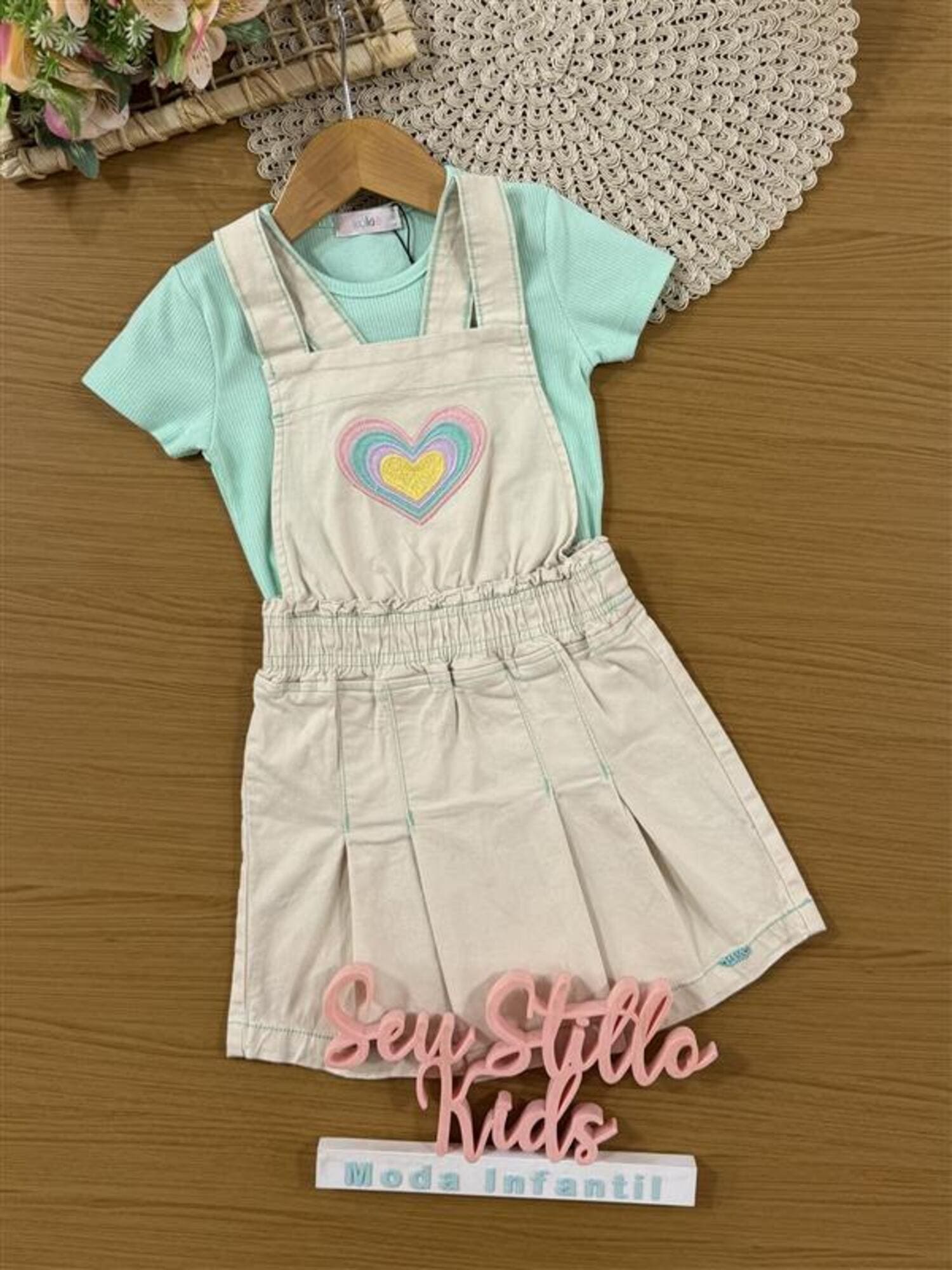 Salopete Infantil Kukiê Verão Off White Coração com Blusa Verde