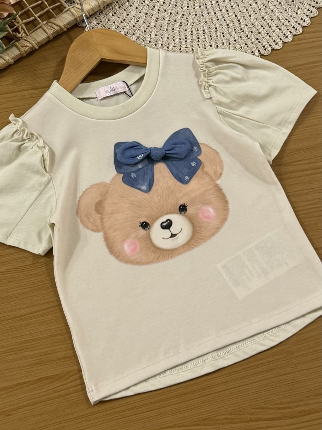 Conjunto Infantil Kukiê Verão com Shorts Jeans e Blusa Bege Ursinha