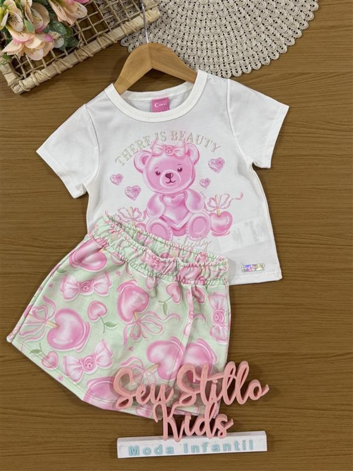 Conjunto Infantil Cinti Verão com Shorts Saia Verde e Blusa Branca Ursinha Docinho