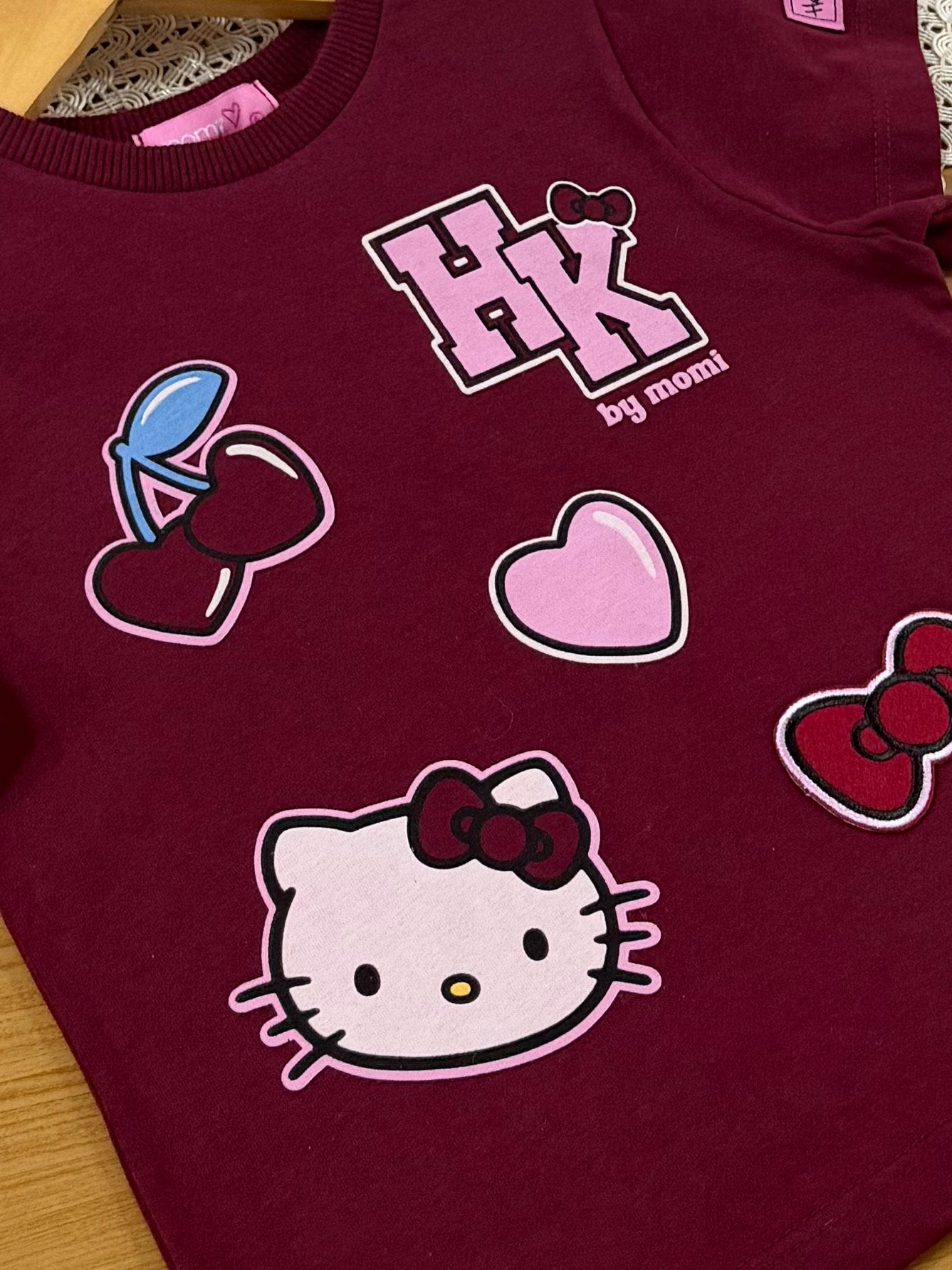 Blusa Infantil Momi Inverno Manga Curta Vinho Hello Kitty Figurinhas