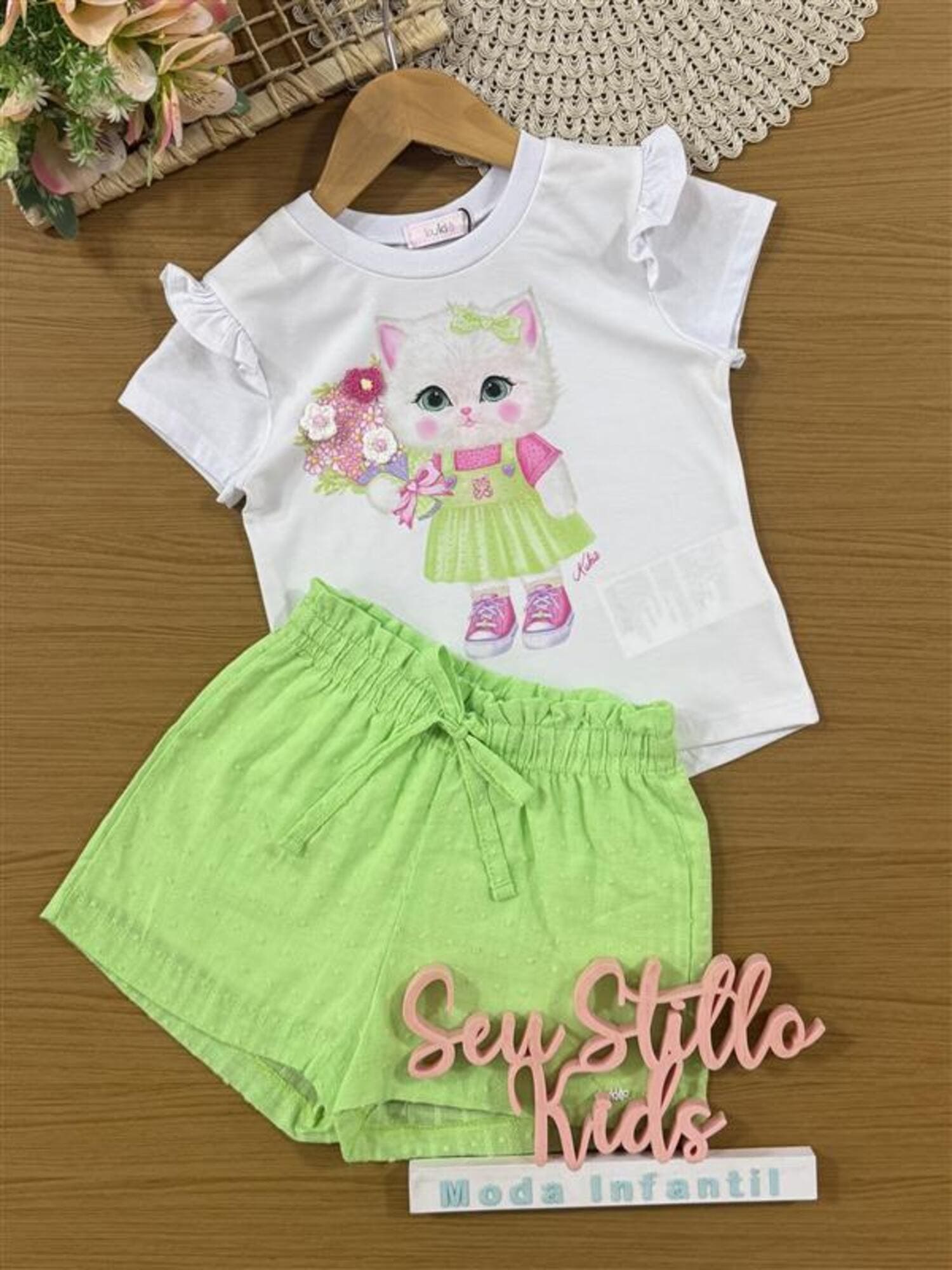 Conjunto Infantil Kukiê Verão com Shorts Verde e Blusa Branca Gatinha