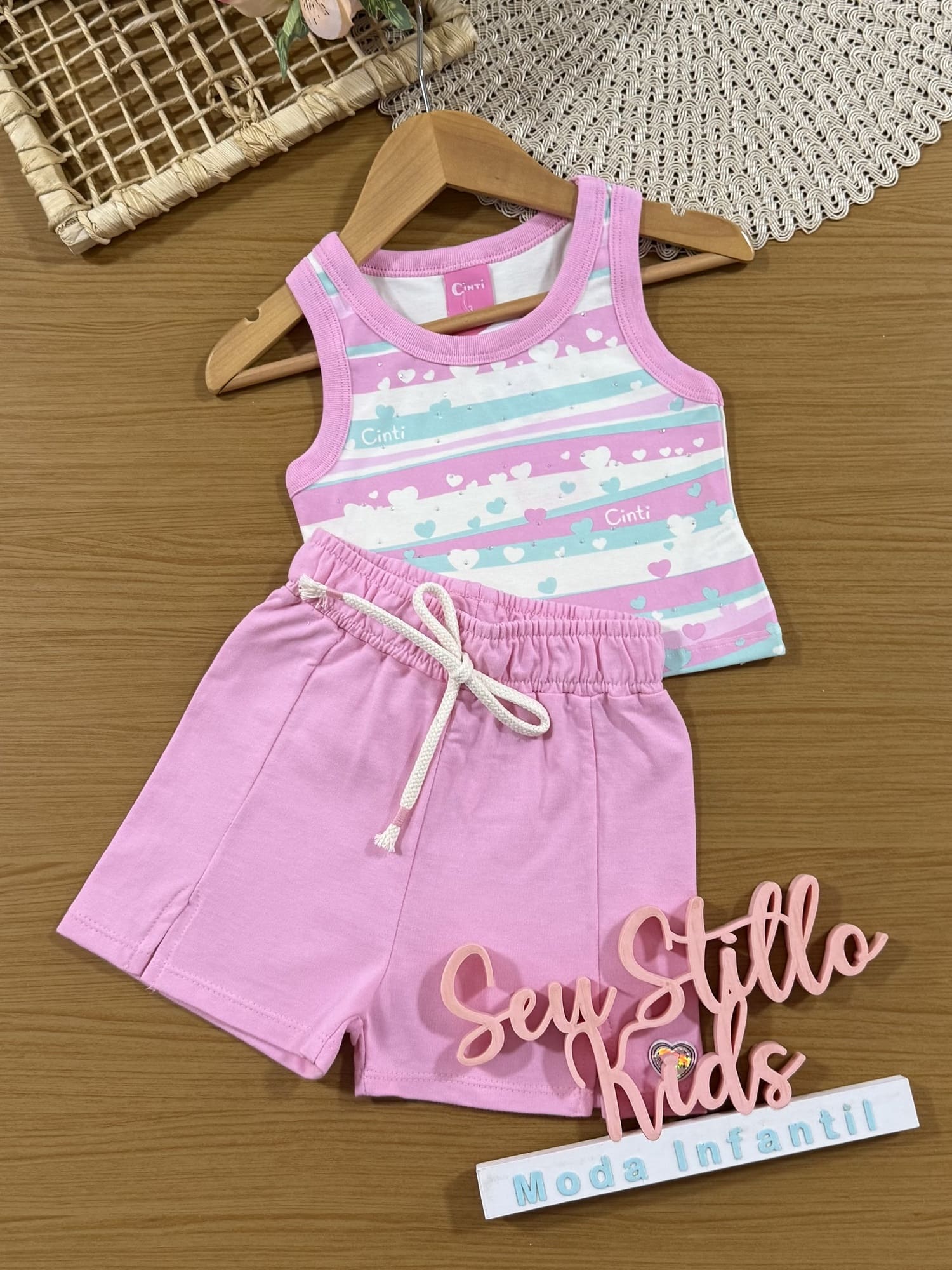 Conjunto Infantil Cinti Verão com Shorts Rosa e Blusa Listrada Corações