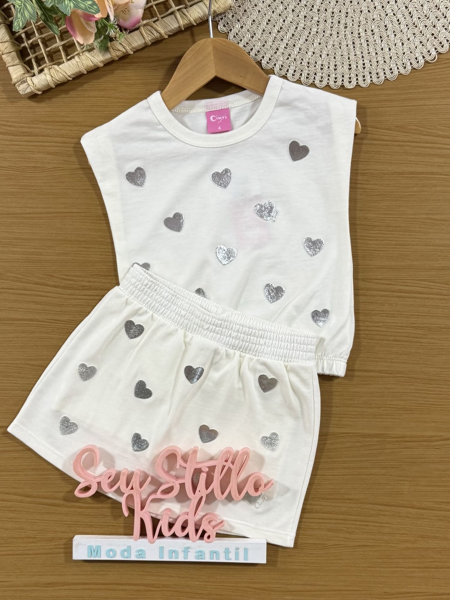 Conjunto Infantil Cinti Verão com Shorts Saia e Blusa Branca sem Manga Corações