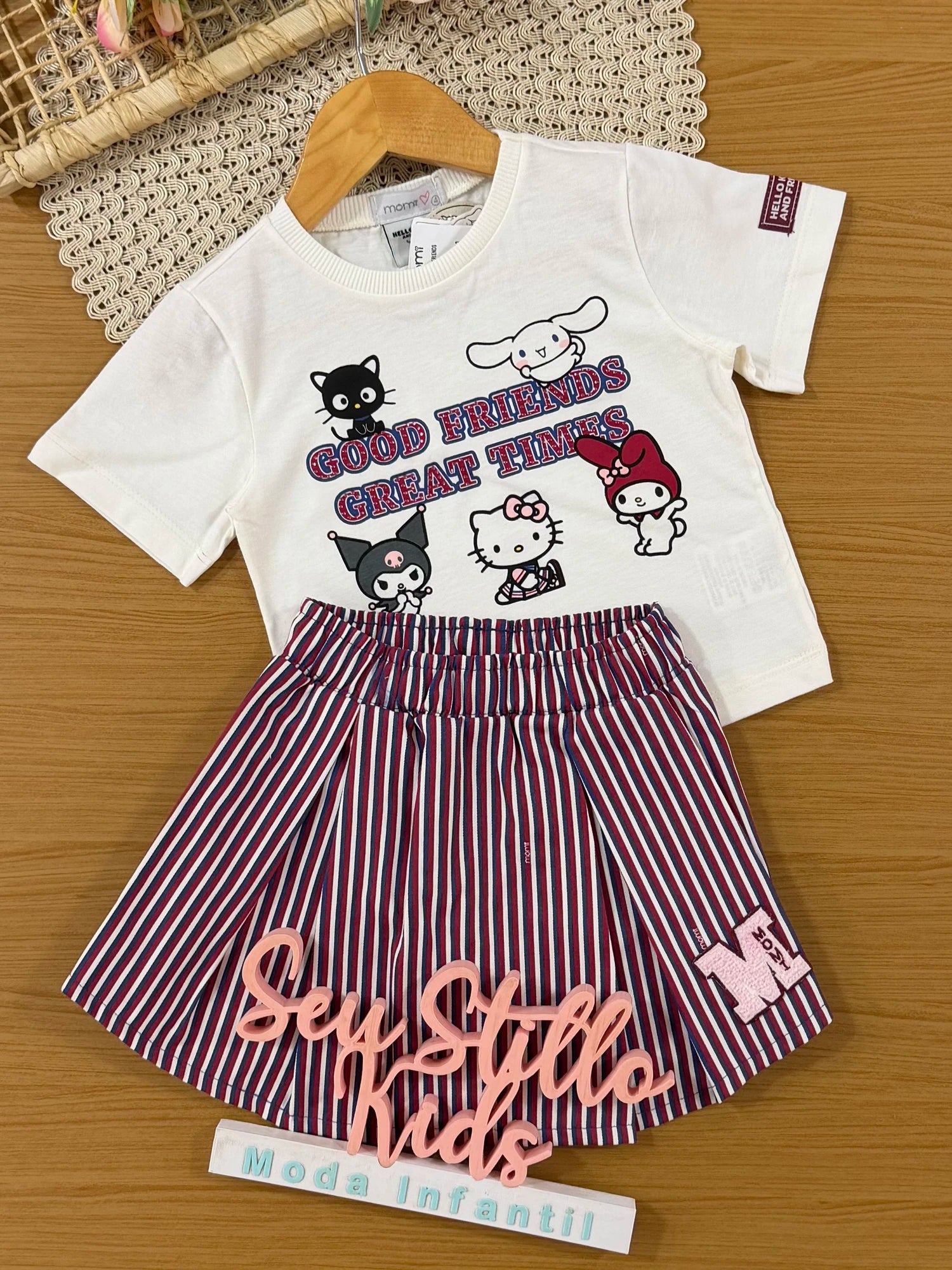 Conjunto Infantil Momi Inverno com Shorts Saia Listrado e Blusa Manga Curta Hello Kitty Good Friends