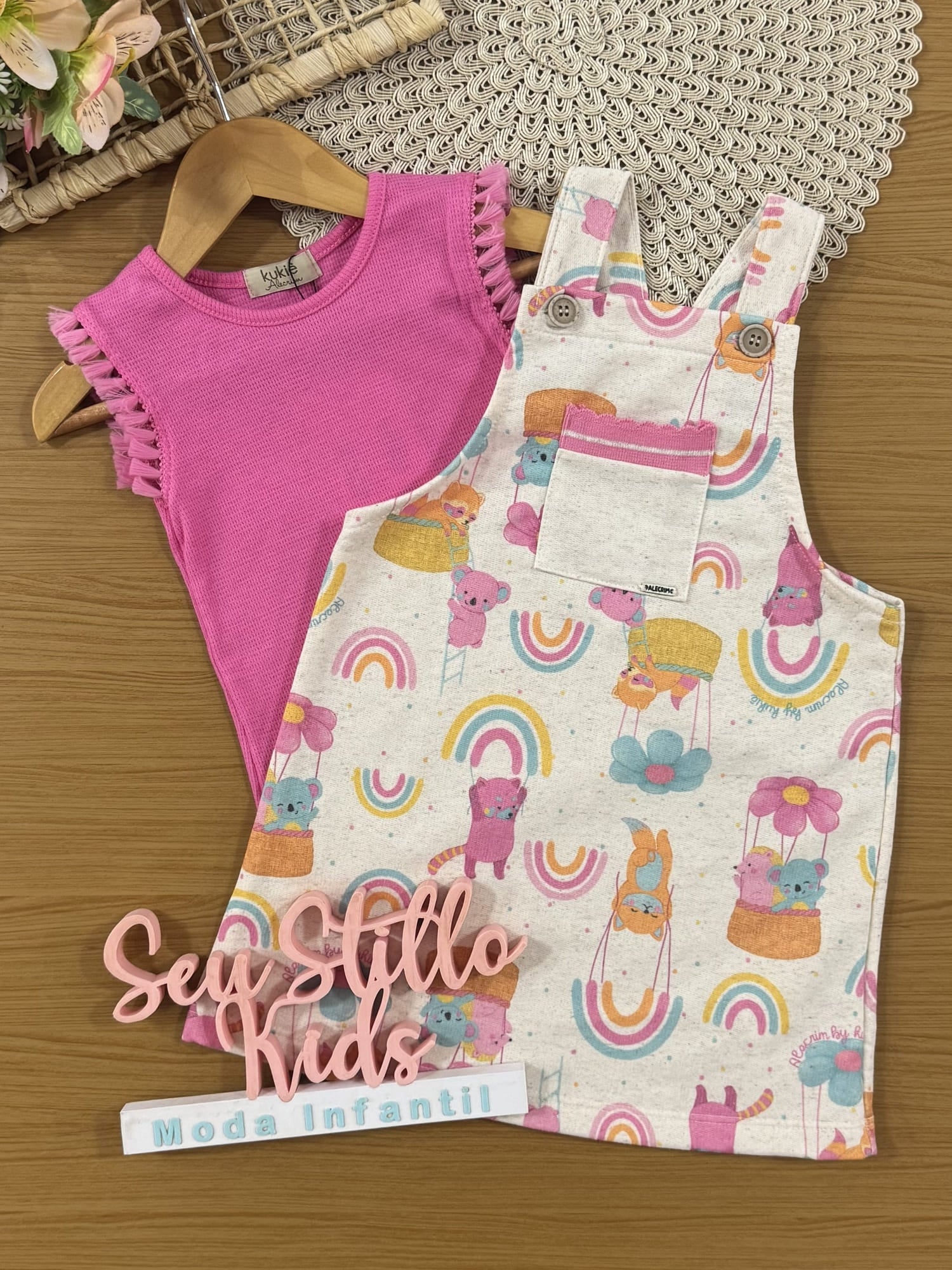 Salopete Infantil Kukiê Verão Off White Bichinhos com Blusa Rosa