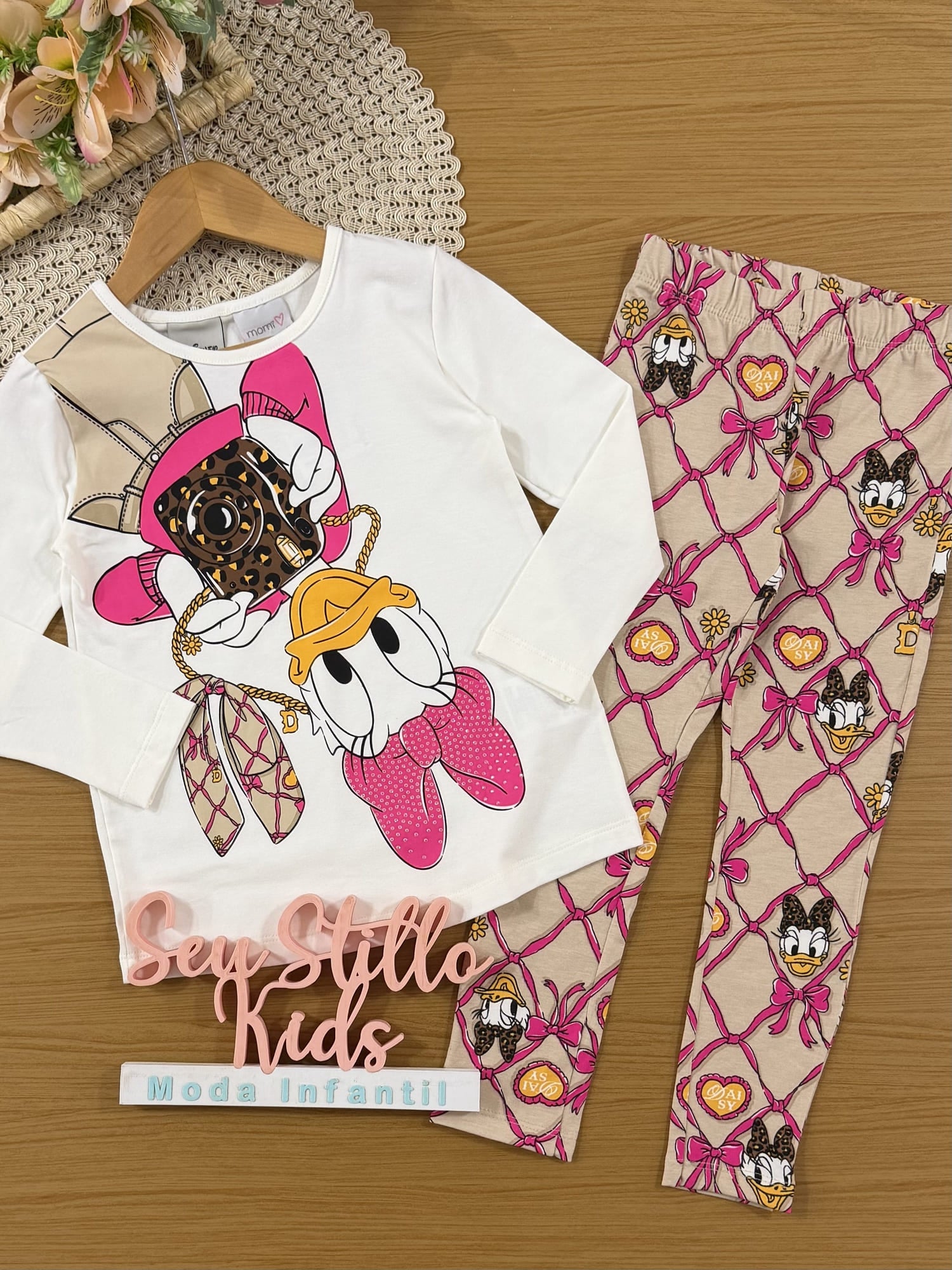 Conjunto Infantil Momi Inverno com Calça Bege e Blusa Branca Daisy Fotógrafa Disney