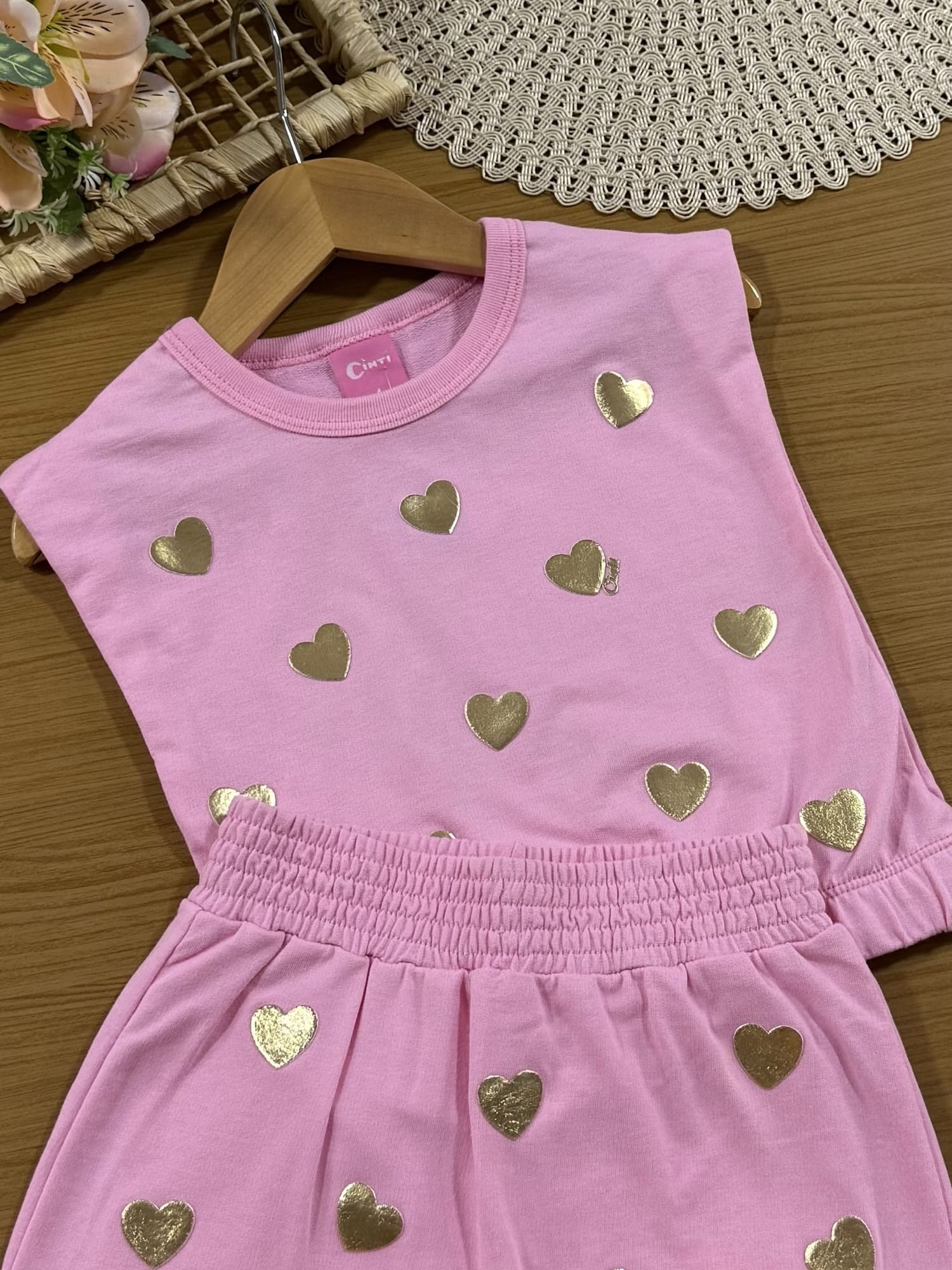 Conjunto Infantil Cinti Verão com Shorts Saia e Blusa sem Mangas Rosa Corações