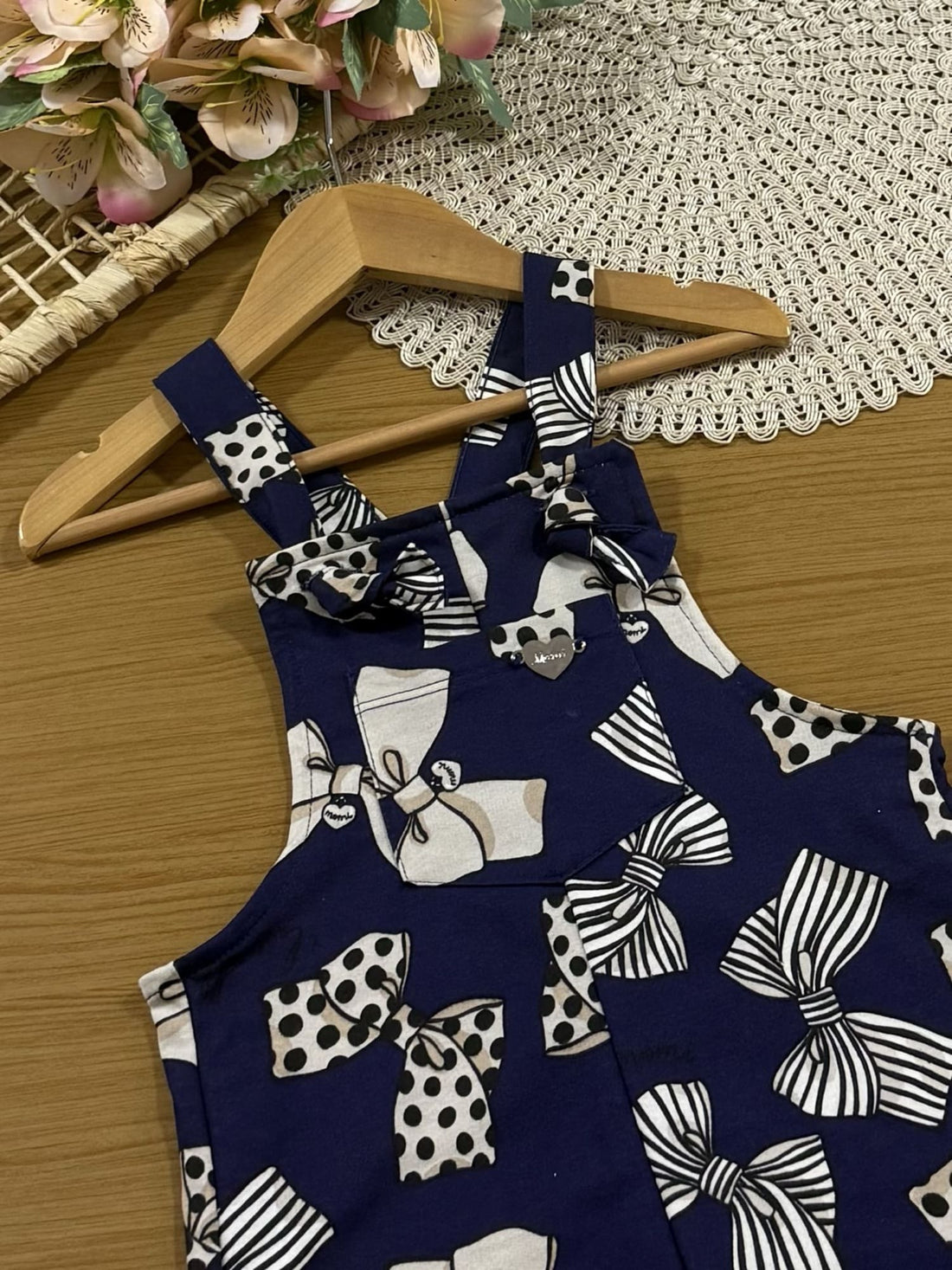 Jardineira Infantil Momi Inverno Azul Marinho Lacinhos