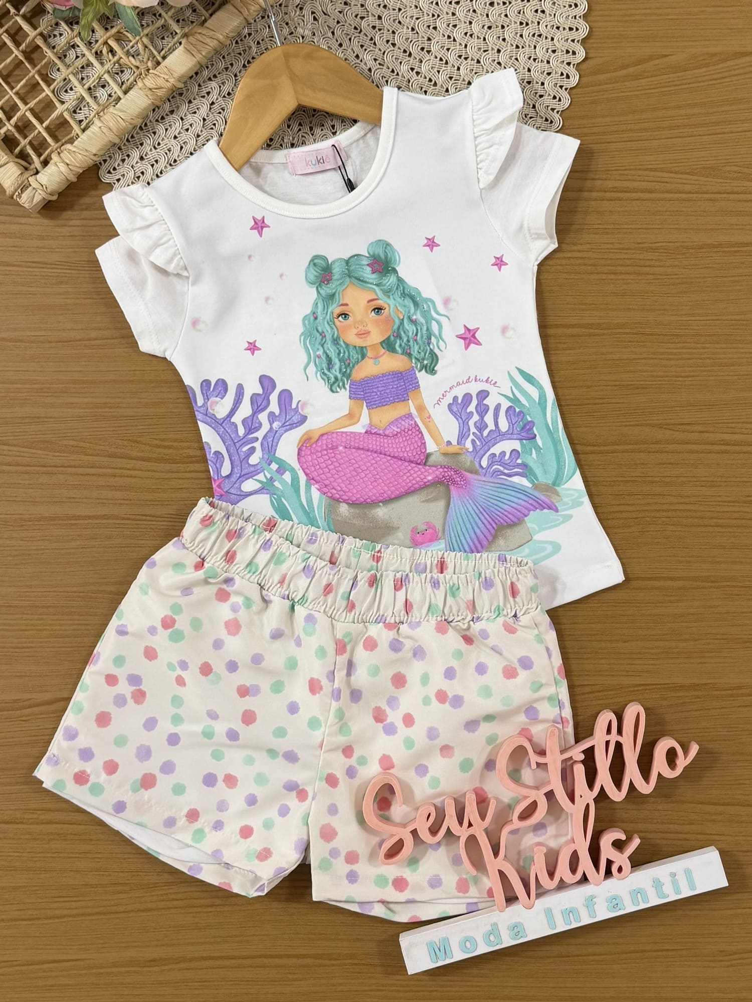 Conjunto Infantil Kukiê com Shorts Off White e Blusa Sereia Fundo do Mar