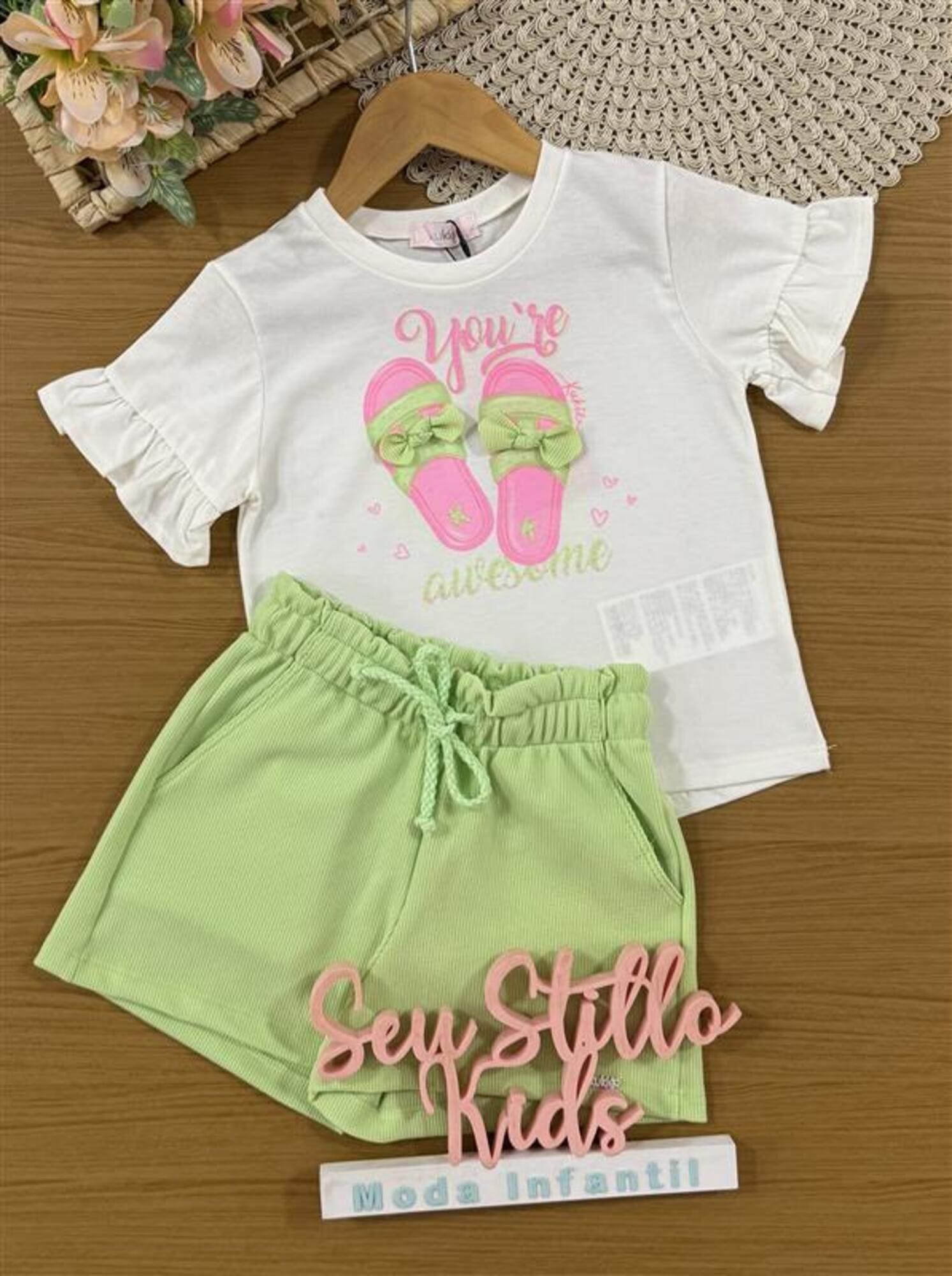 Conjunto Infantil Kukiê Verão com Shorts Verde e Blusa Branca Sandalinha com Laço