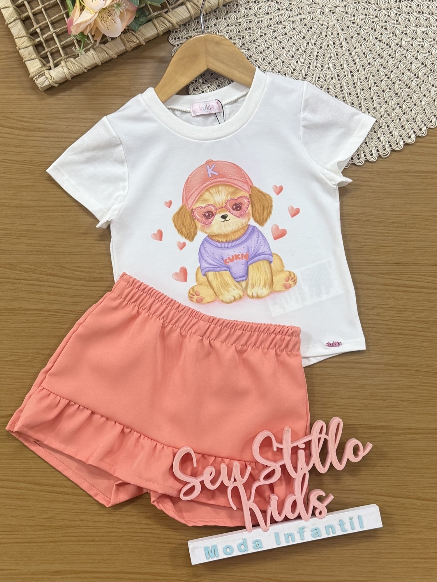 Conjunto Infantil Kukiê Verão com Shorts Laranja e Blusa Branca Cachorrinha com Strass