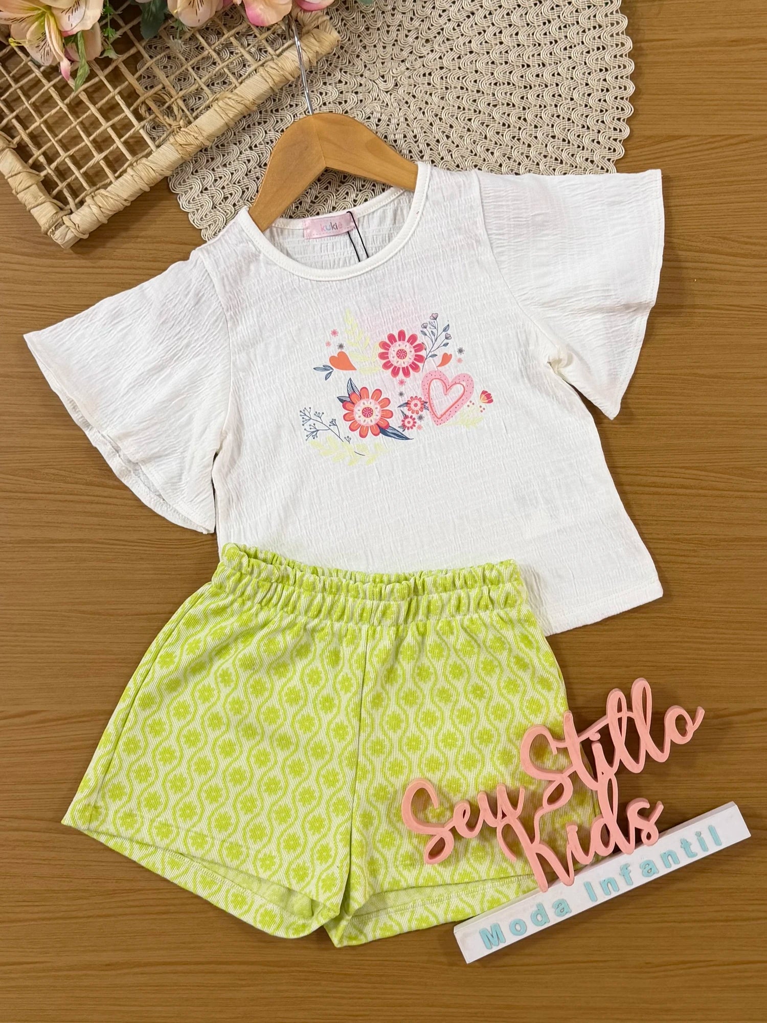 Conjunto Infantil Kukiê com Shorts Verde e Blusa Florzinhas