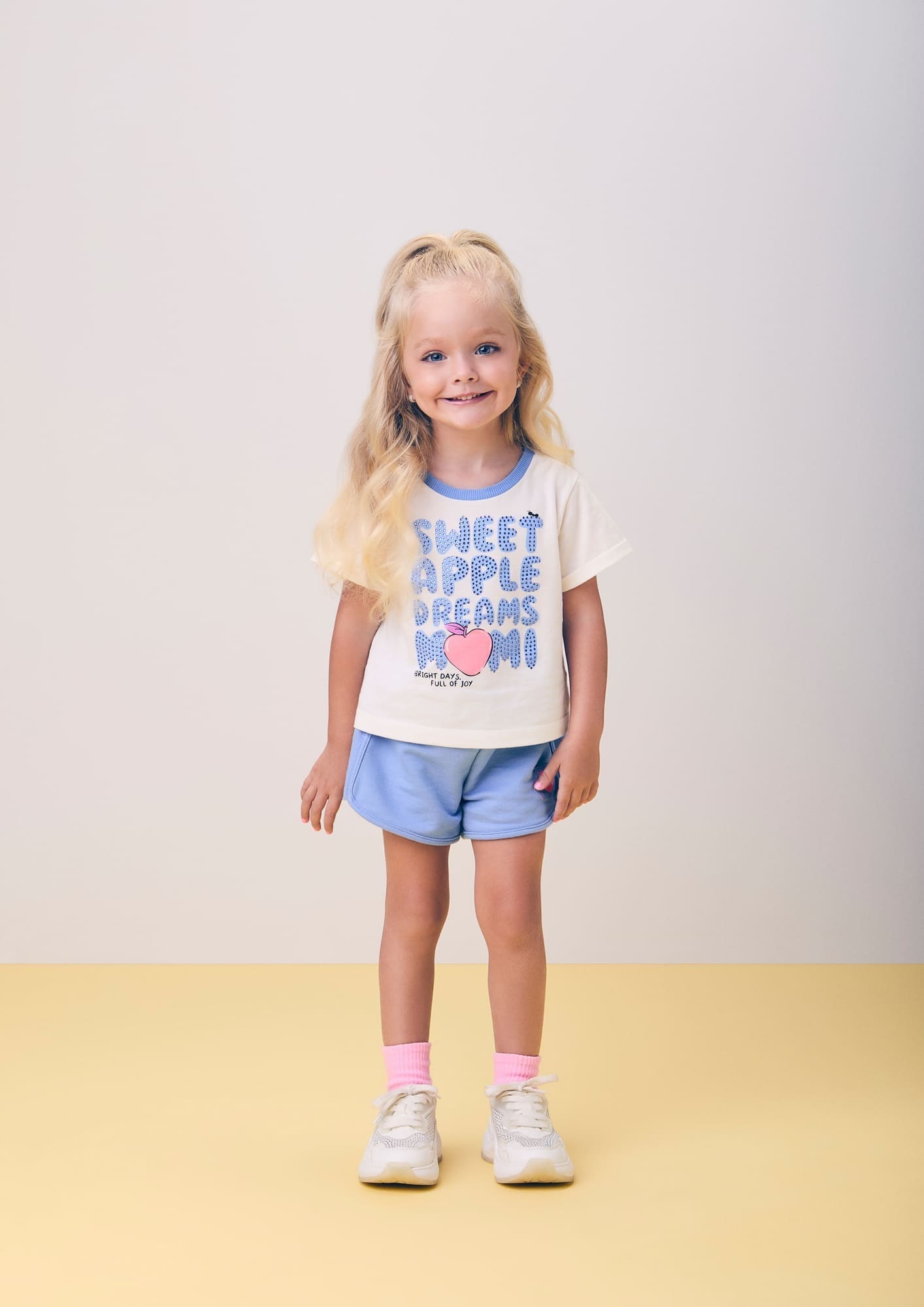 Conjunto Infantil Momi Verão com Shorts Azul e Blusa Branca Maçã do Amor