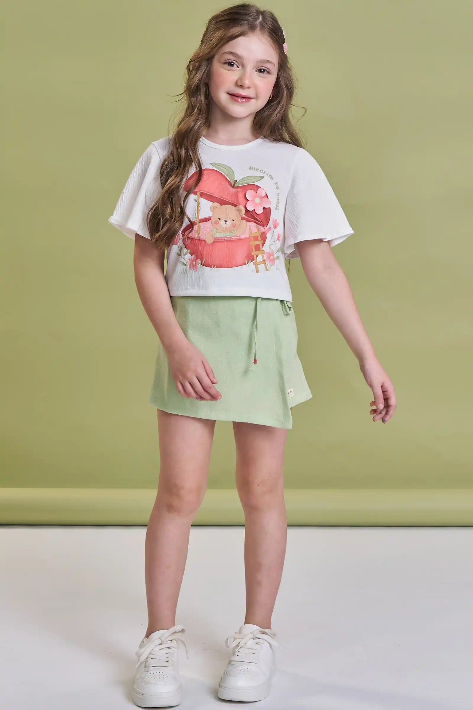 Conjunto Infantil Kukiê Inverno com Shorts Saia Verde e Blusa Maçãzinha