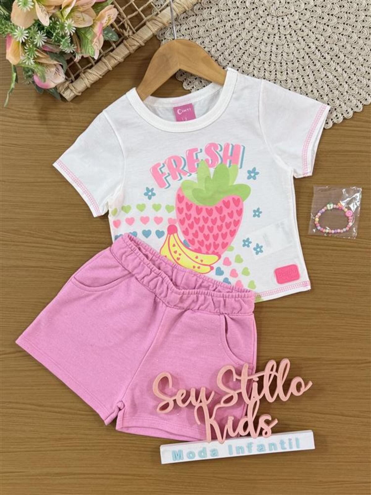 Conjunto Infantil Cinti Verão, Shorts Rosa e Blusa Branca Frutinhas com Pulseira