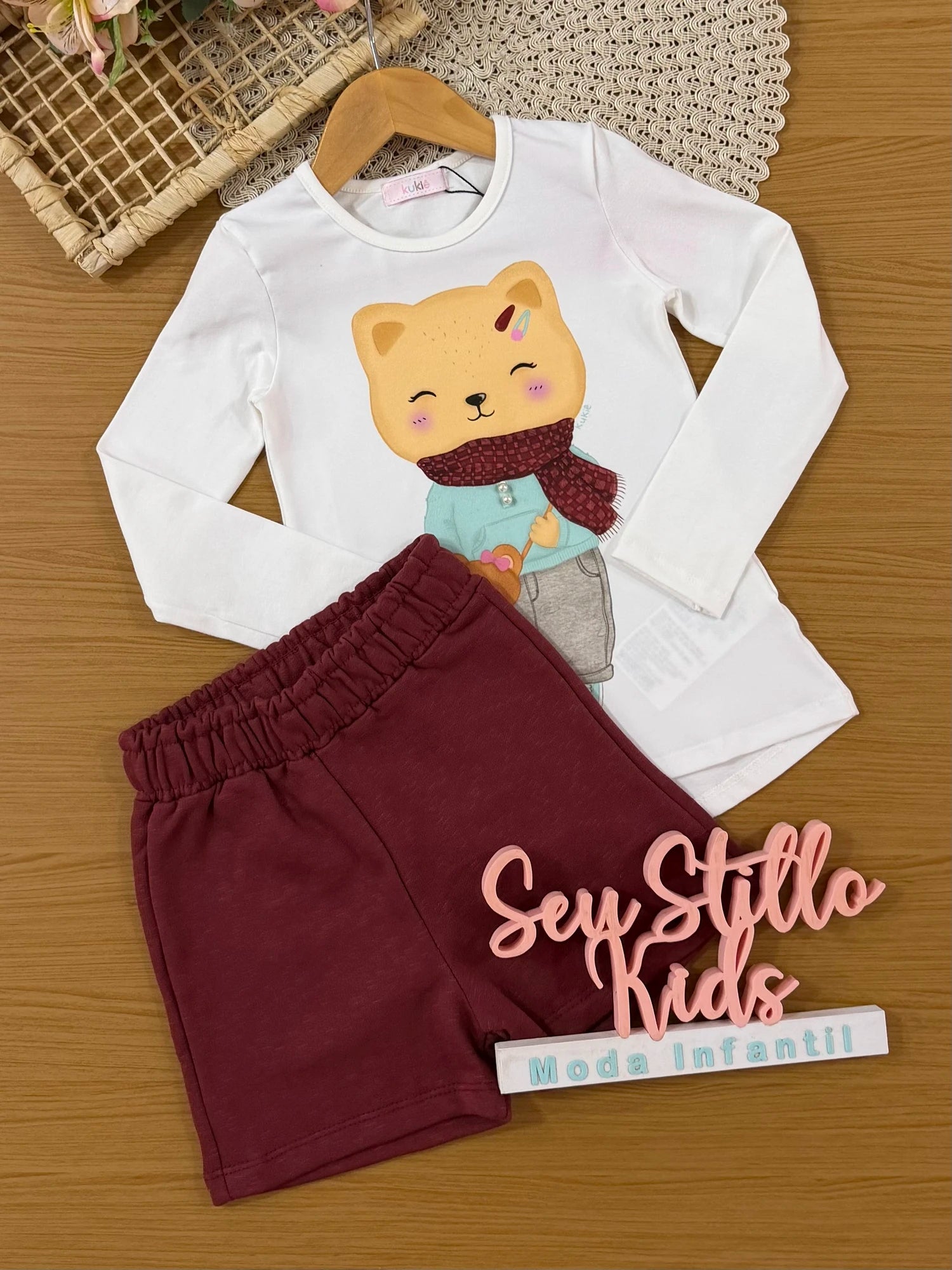 Conjunto Infantil Kukiê com Shorts Vermelho Escuro e Blusa Manga Longa Gatinha