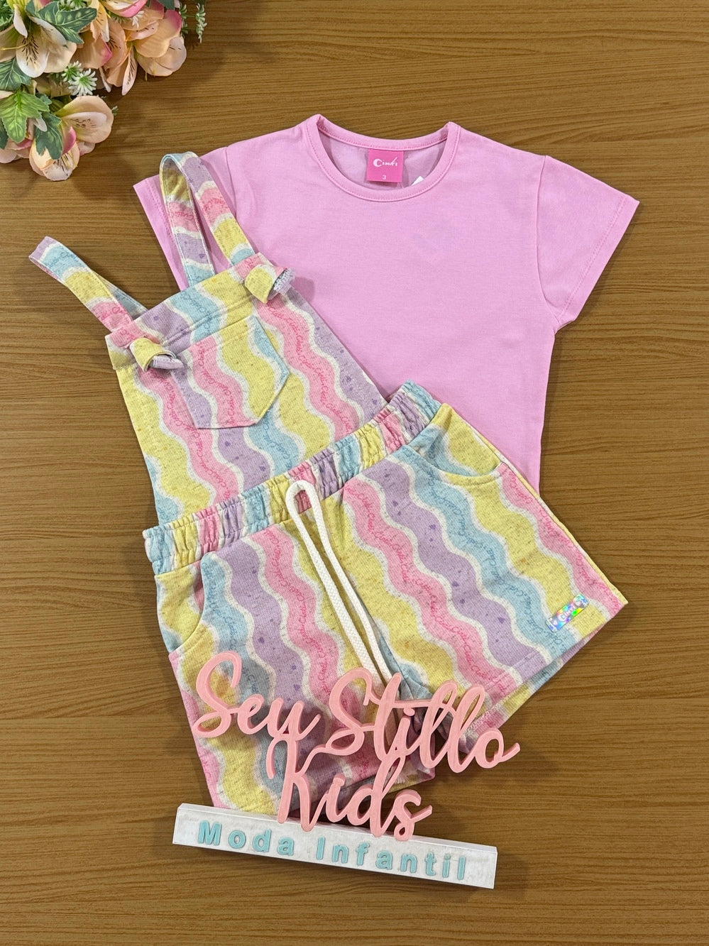 Jardineira Infantil Cinti Verão Colorida e Blusa Rosa