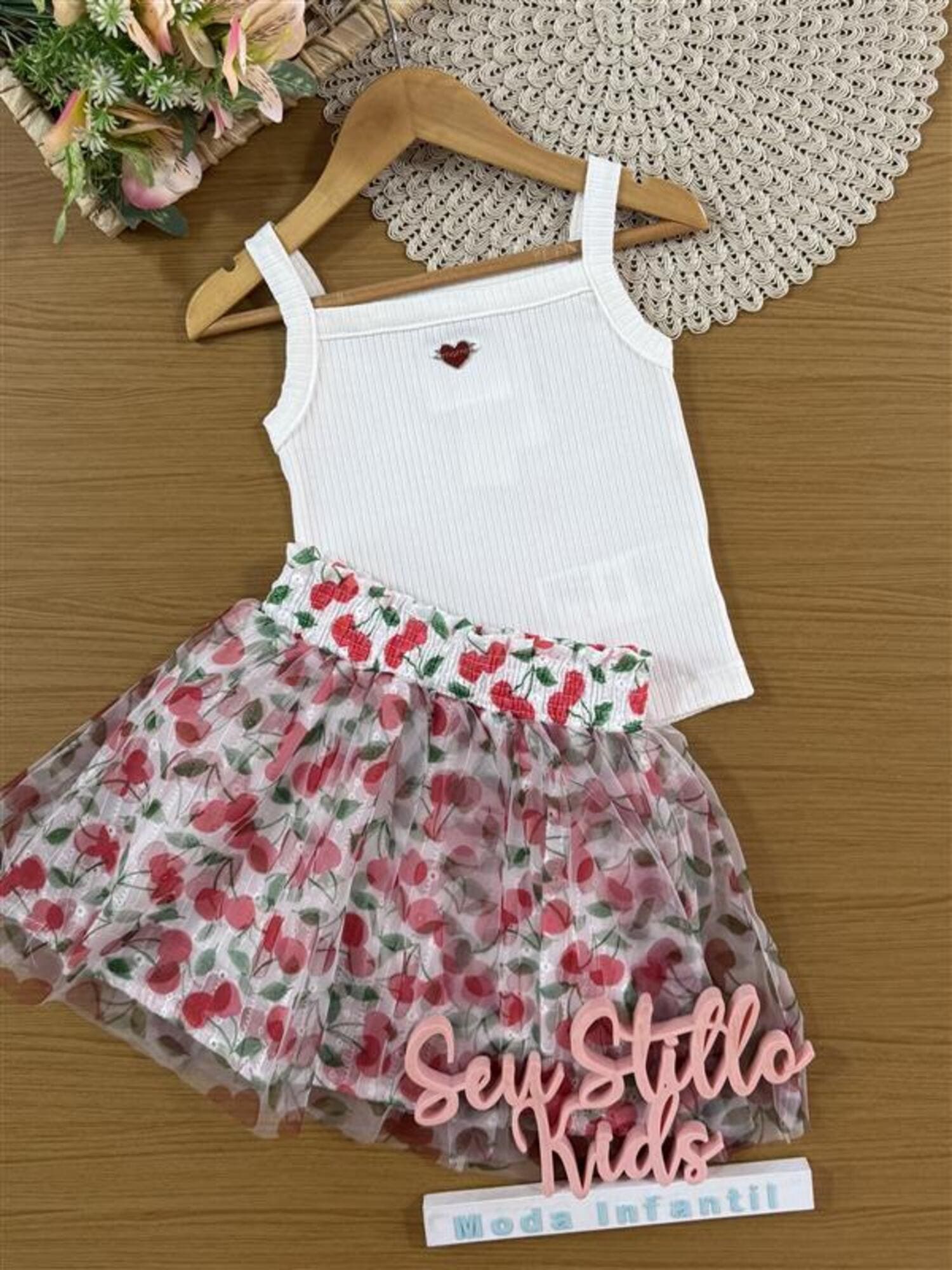Conjunto Infantil Momi Verão com Saia em Tule Cerejinha e Regata Branca