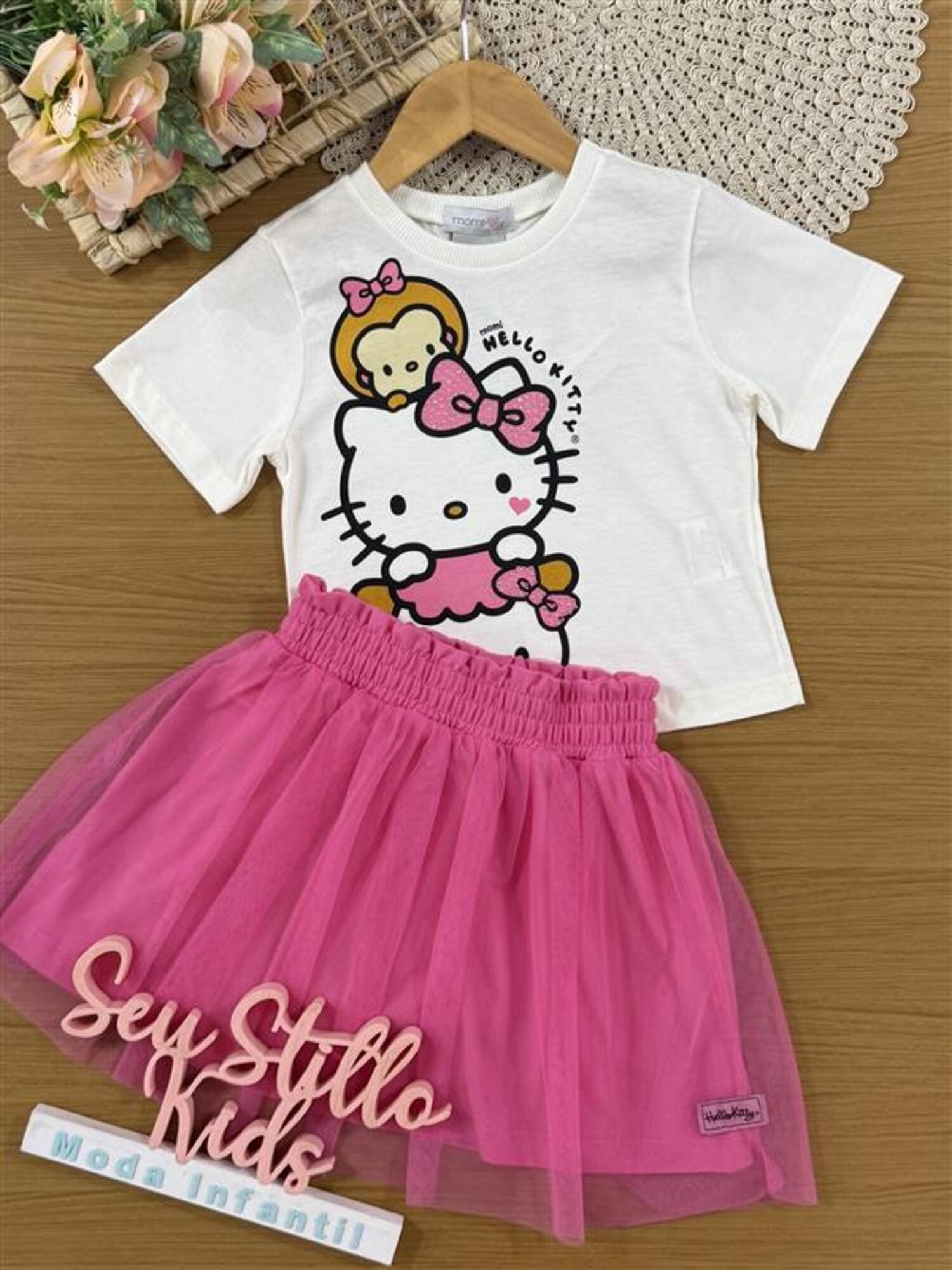 Conjunto Infantil Momi Verão com Saia Rosa em Tule e Blusa Branca Hello Kitty
