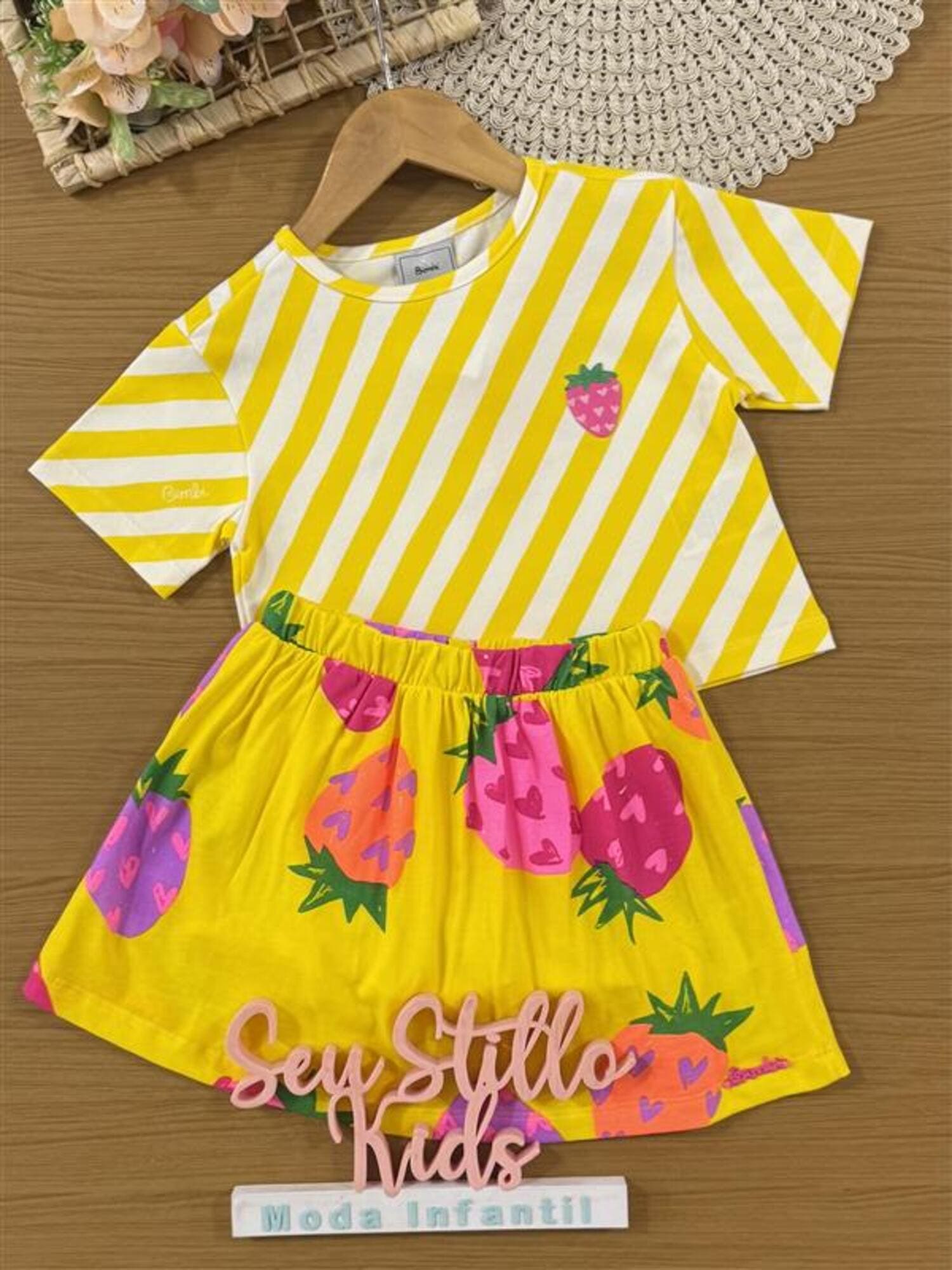 Conjunto Infantil Bimbi Verão com Saia e Blusa Amarela Listrada Moranguinho