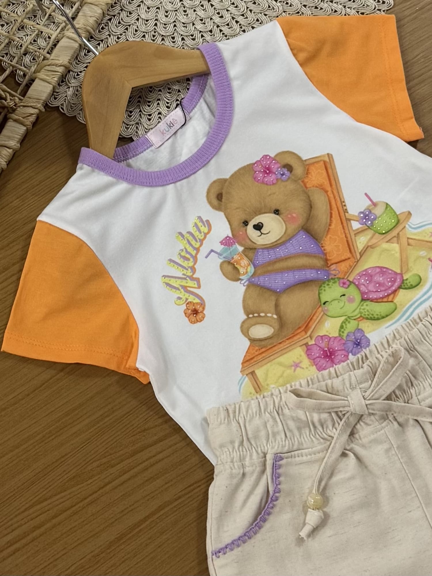 Conjunto Infantil Kukiê Verão com Shorts Bege e Blusa Branca Ursinha na Praia