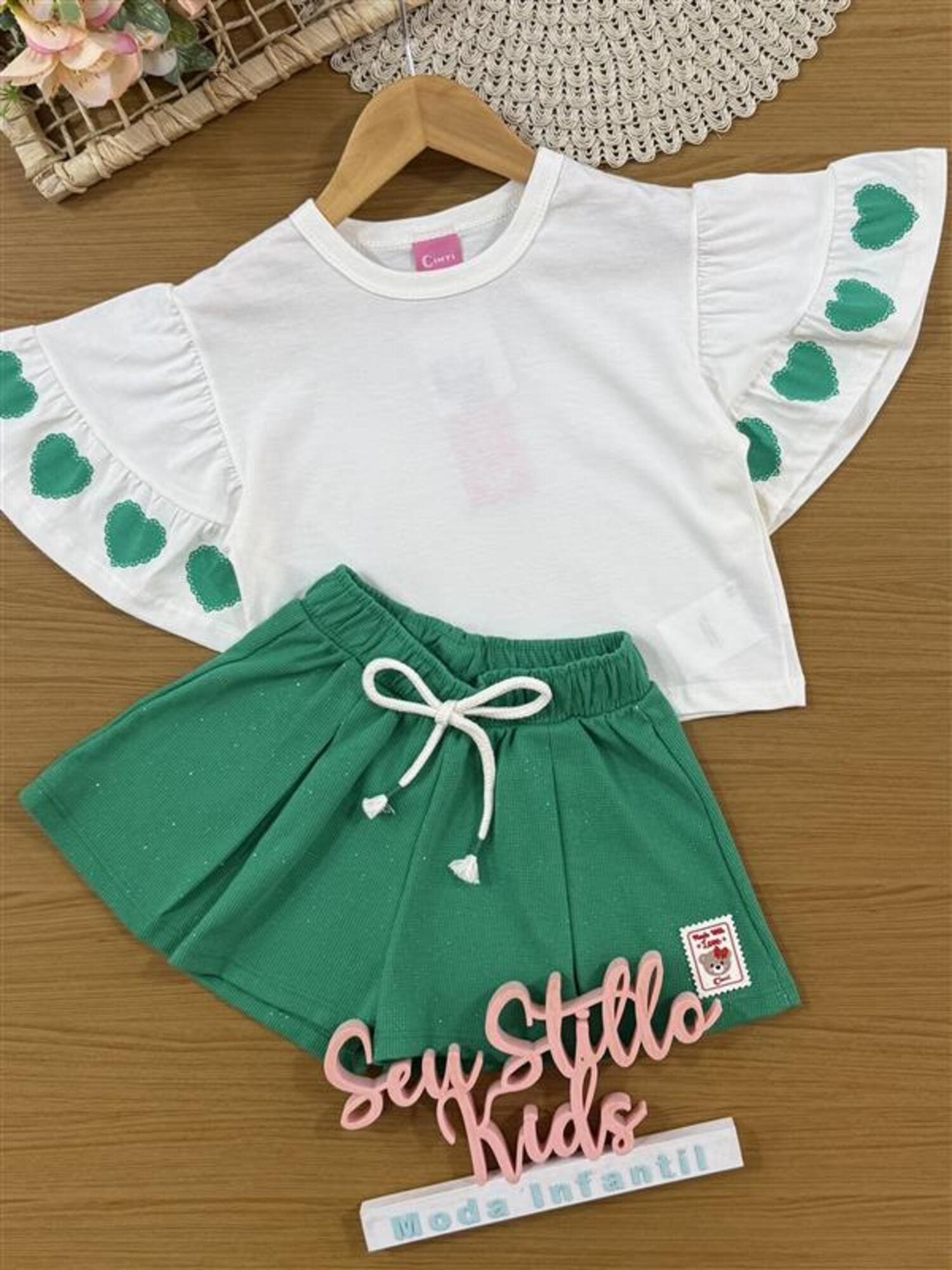 Conjunto Infantil Cinti Verão Shorts Verde com Brilho e Blusa Branca Corações