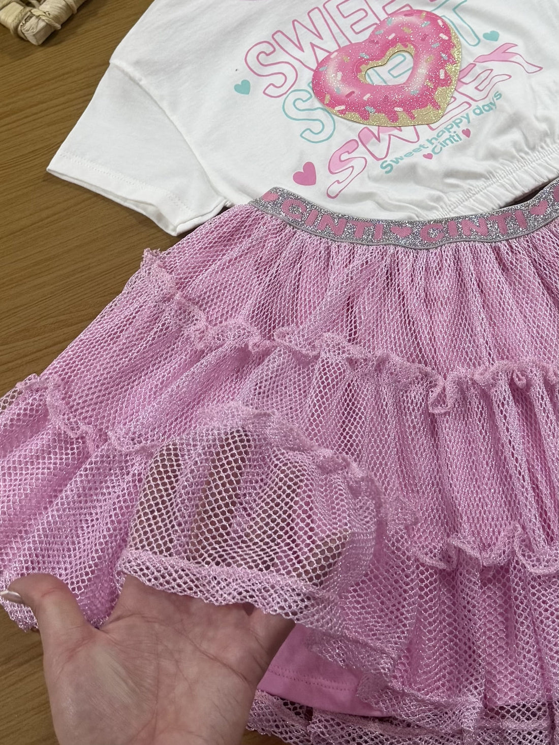 Conjunto Infantil Cinti Verão com Saia Rosa em Tela e Blusa Branca Rosquinha