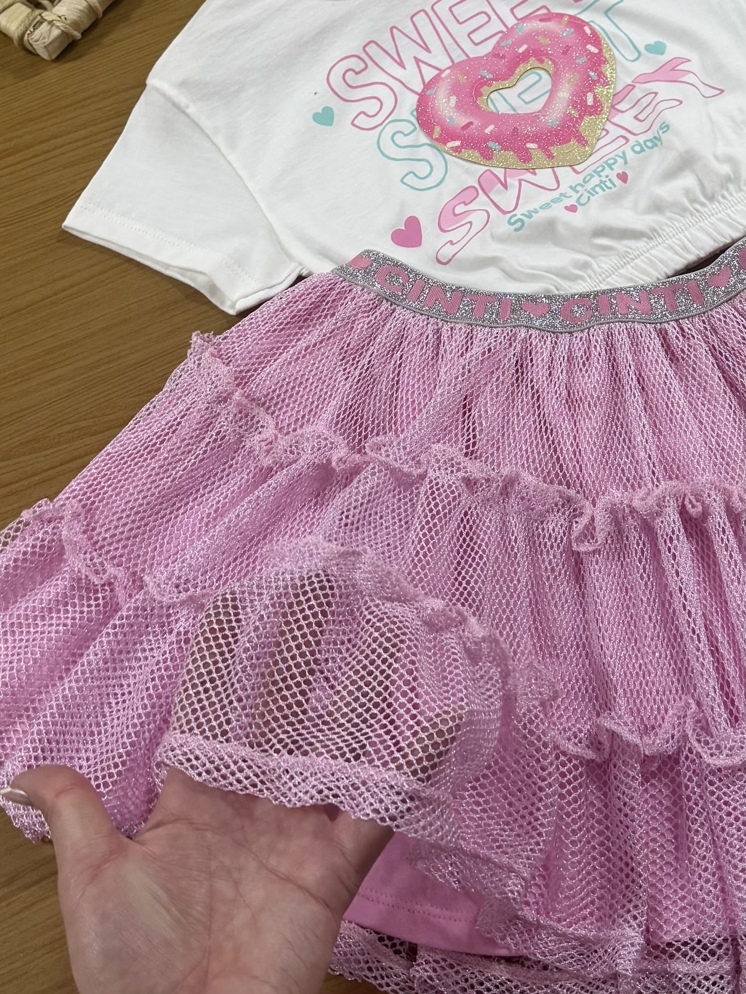 Conjunto Infantil Cinti Verão com Saia Rosa em Tela e Blusa Branca Rosquinha
