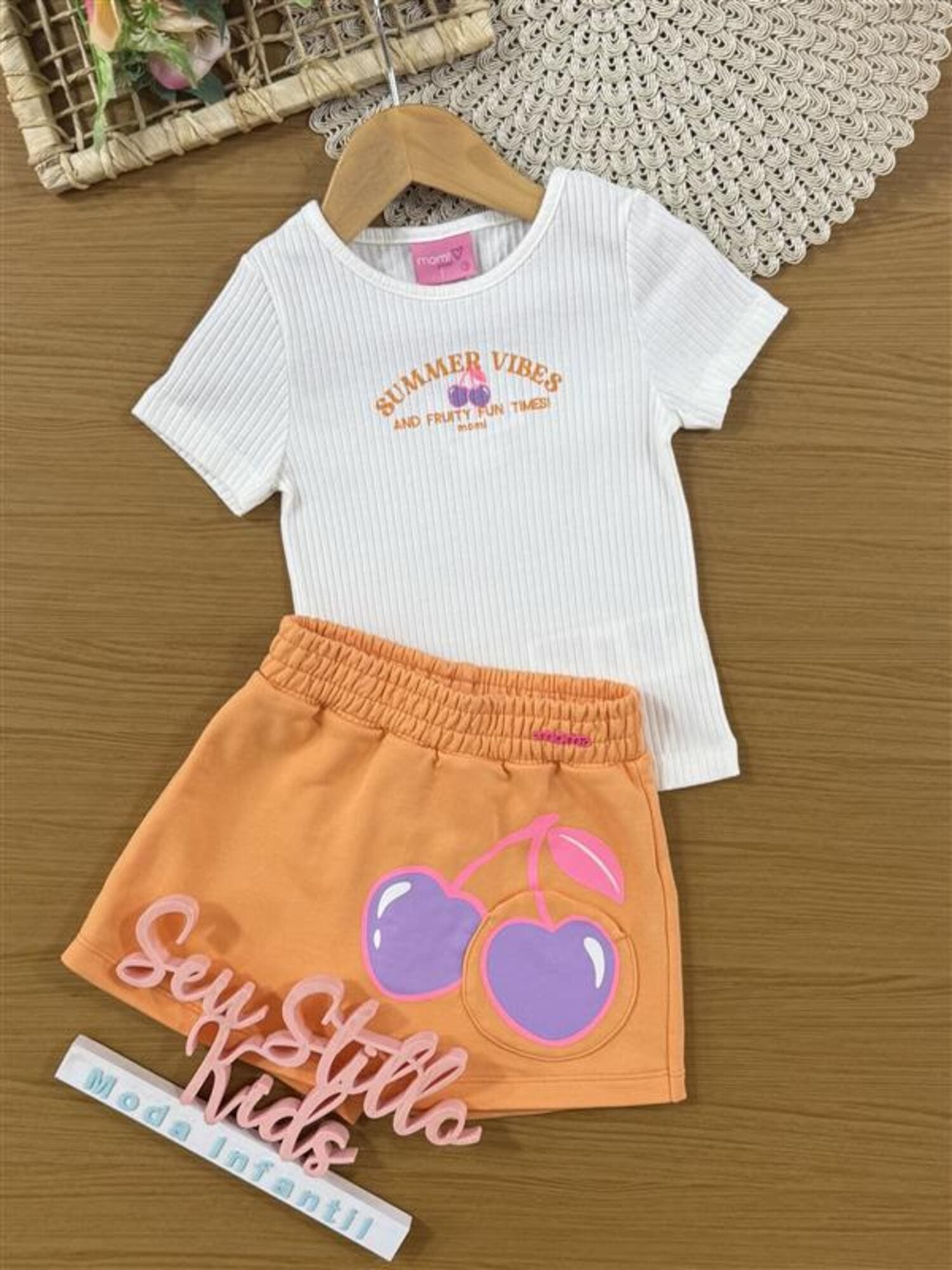 Conjunto Infantil Momi Verão com Shorts Saia Laranja e Blusa Branca Summer Vibes