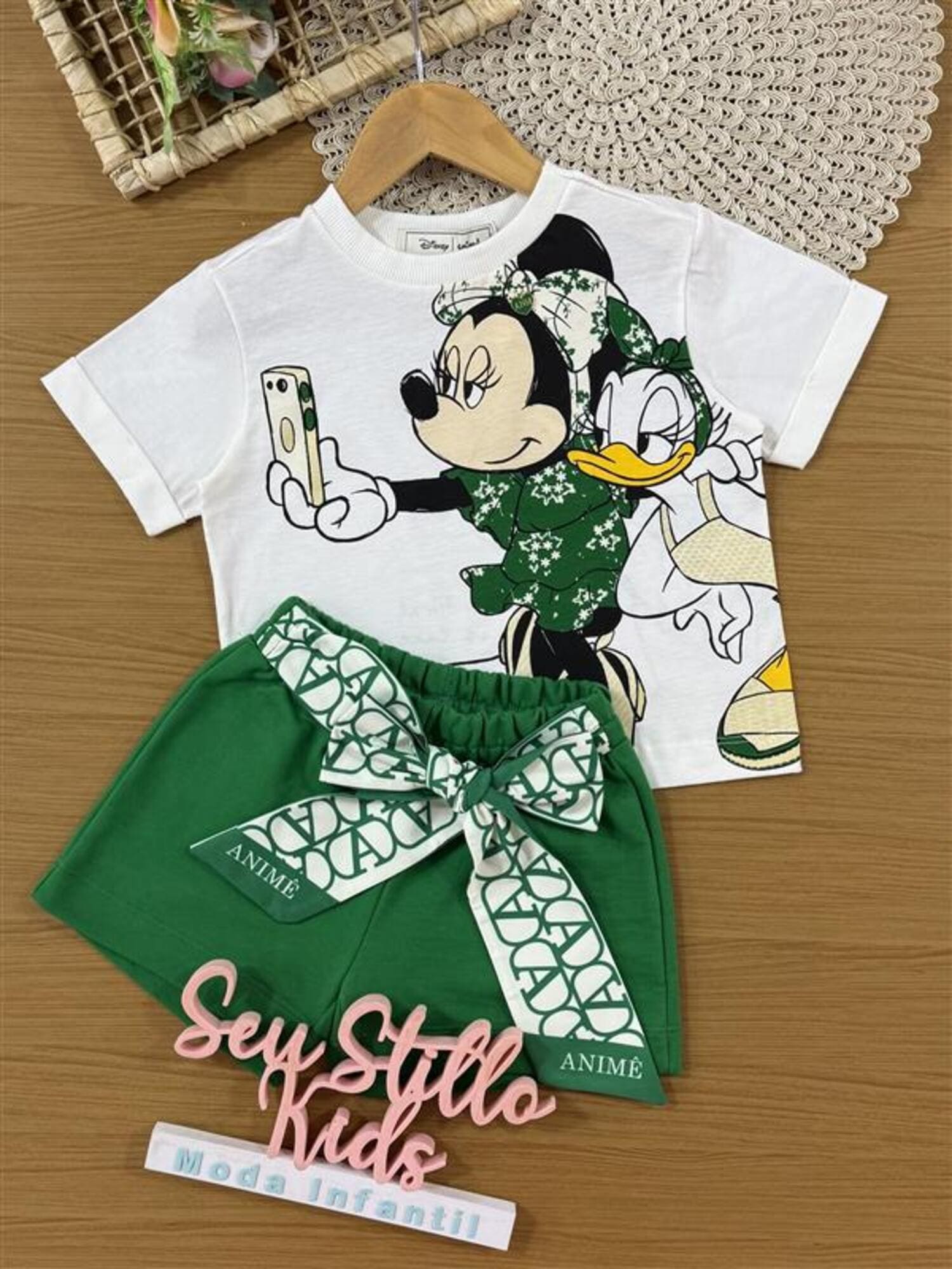 Conjunto Infantil Animê Verão Shorts Verde com Laço e Blusa Branca Minnie e Daisy Disney