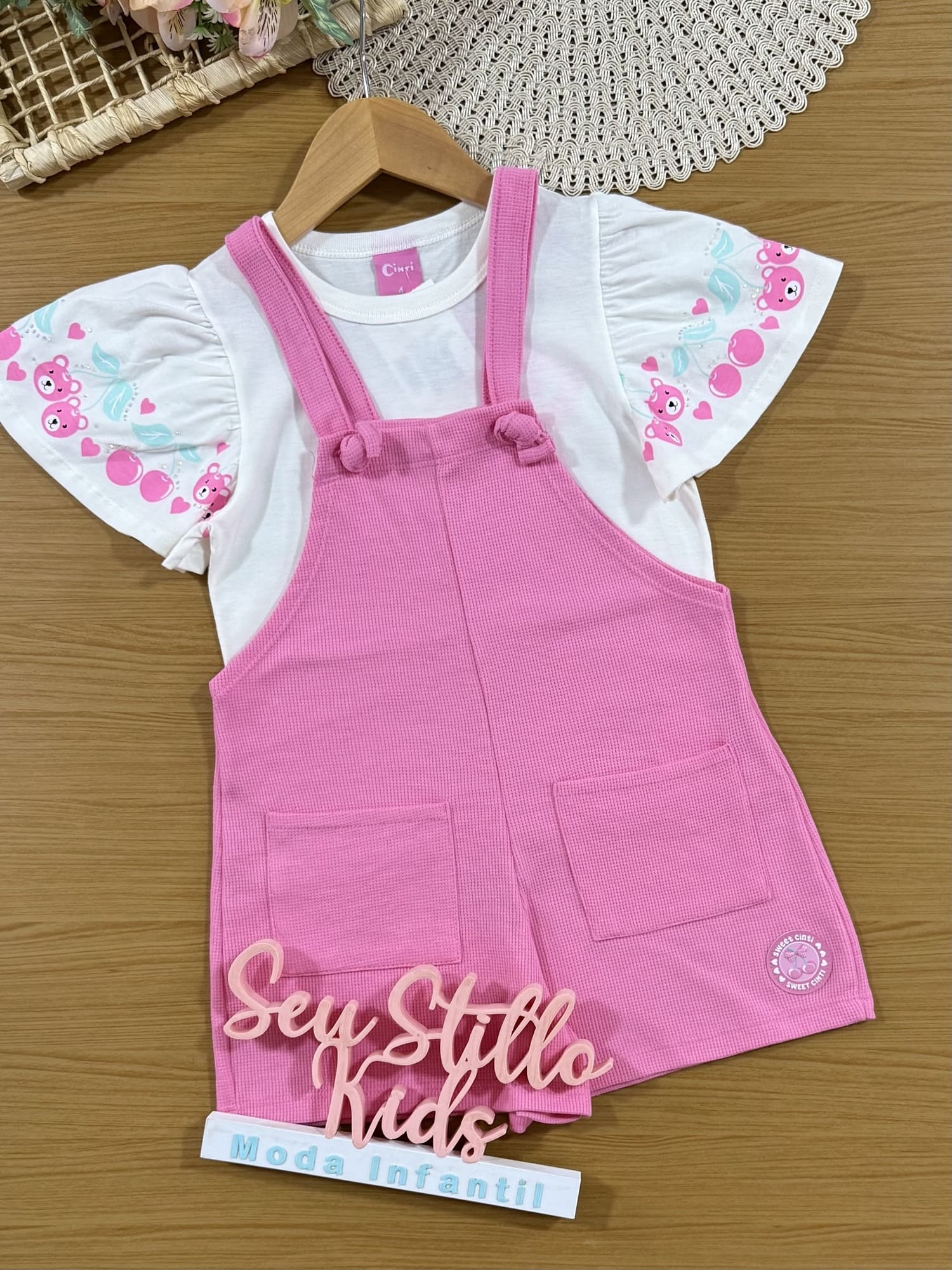 Jardineira Infantil Cinti Verão Rosa com Blusa Branca Cerejinha