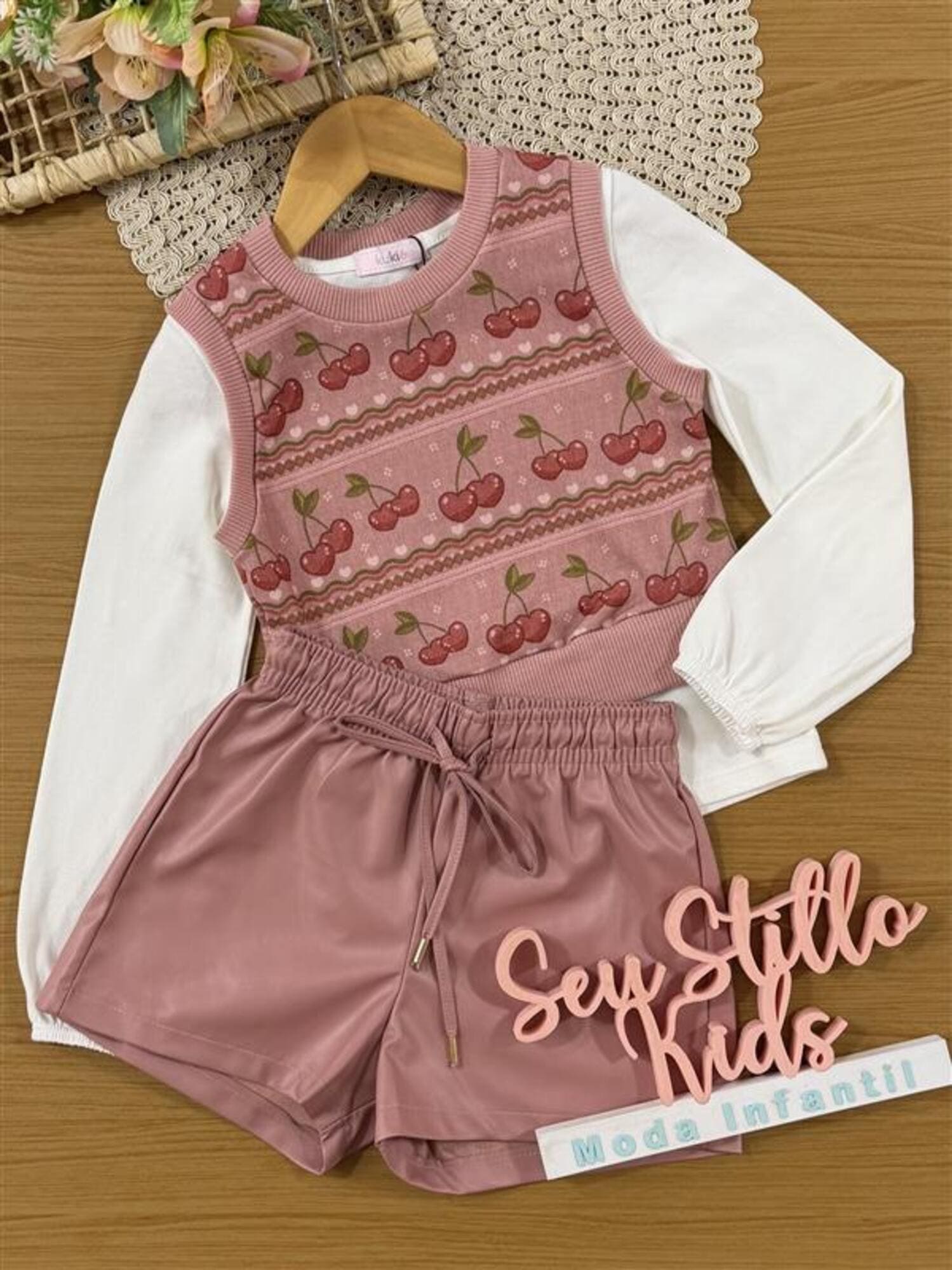 Conjunto Infantil Kukiê Inverno com Shorts Rosa, Blusa Manga Longa e Colete Cerejinha