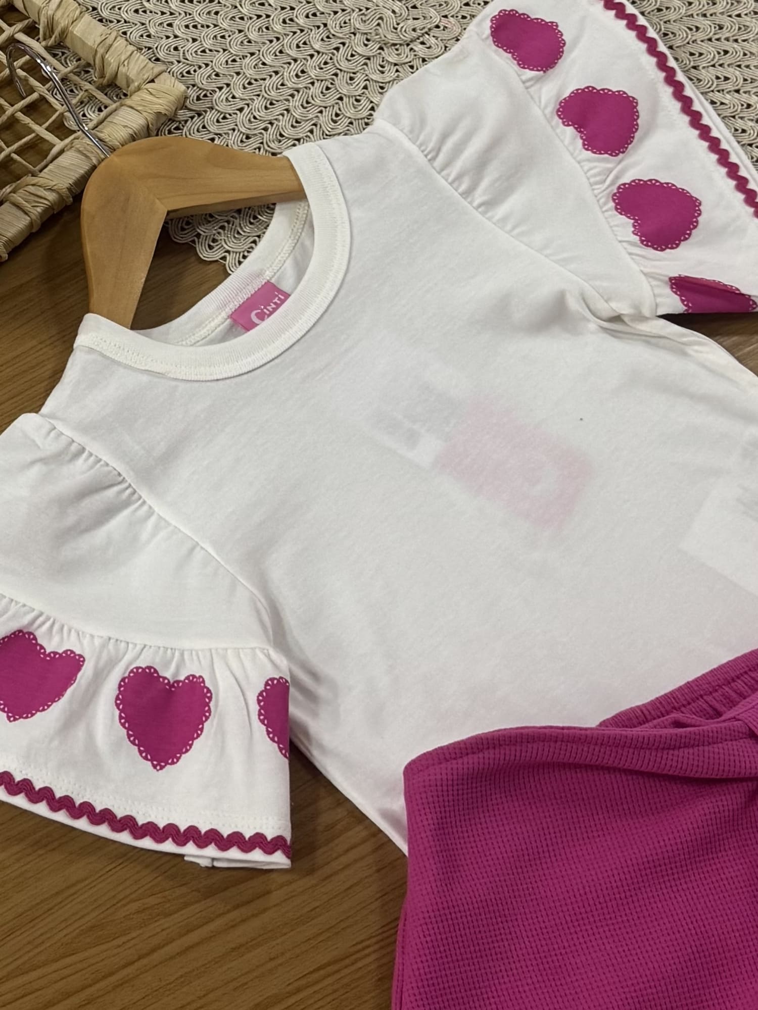 Conjunto Infantil Cinti Verão com Shorts Saia Rosa e Blusa Branca Corações