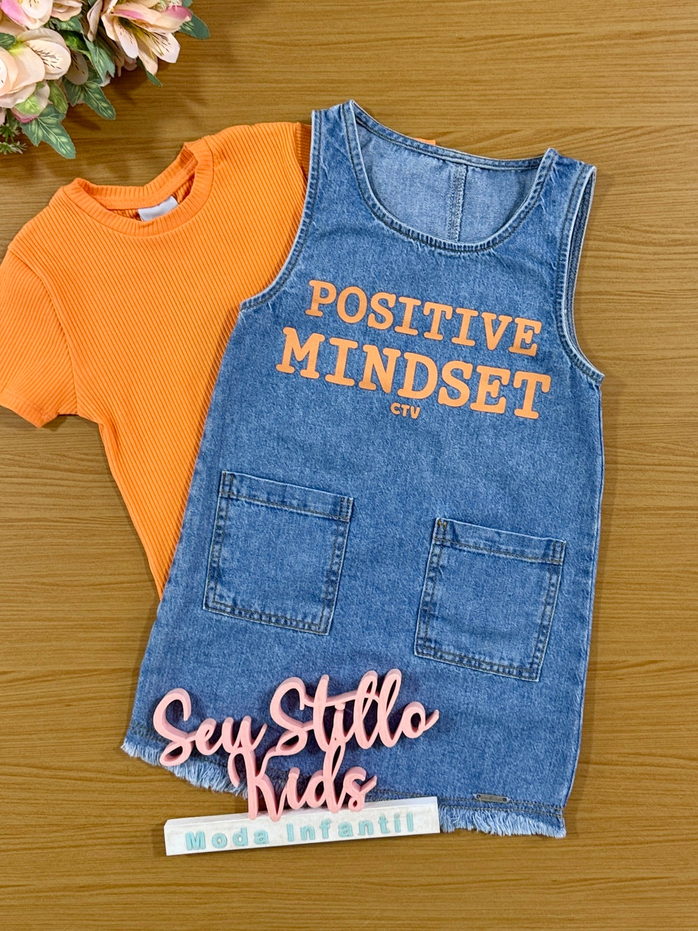 Conjunto Infantil Catavento Verão Blusa Canelado Laranja e Vestido Jeans