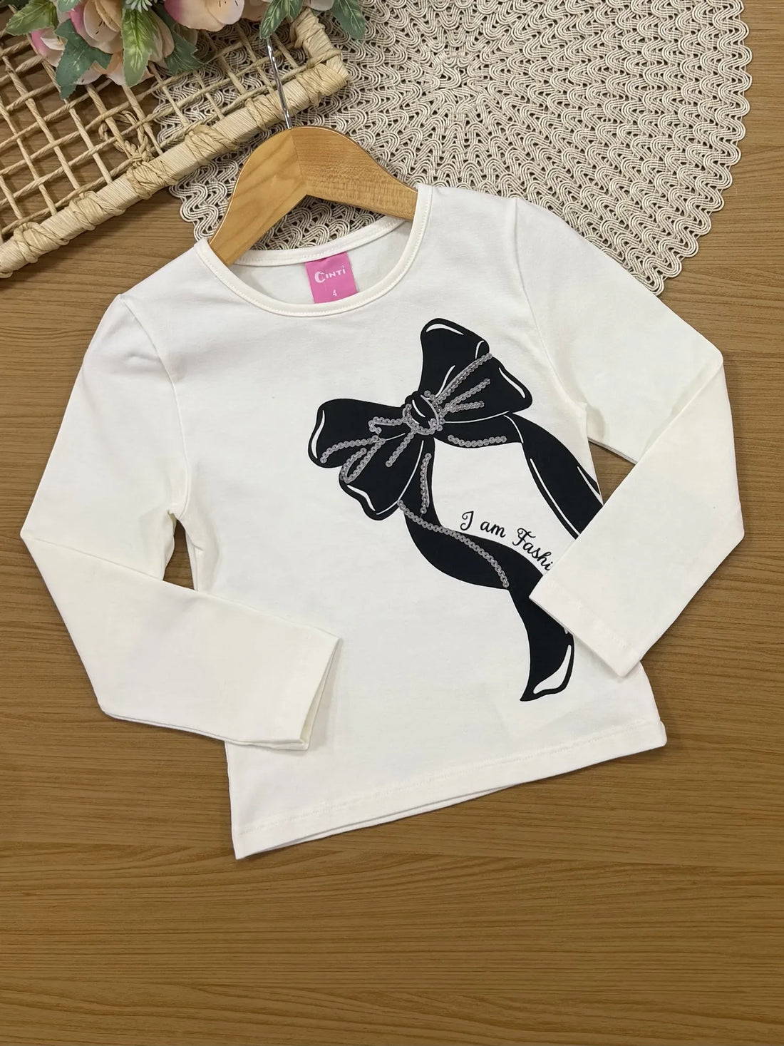 Conjunto Infantil Cinti Inverno Com Saia Preta e Blusa Branca Laço.