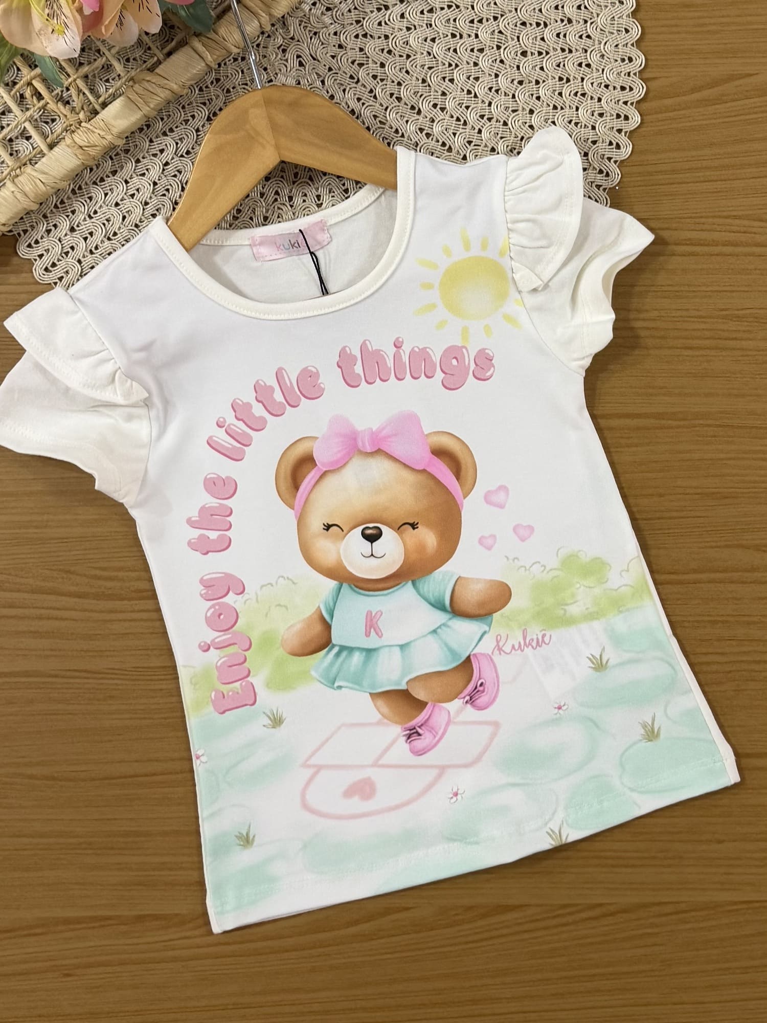 Conjunto Infantil Kukiê com Shorts Colorido e Blusa Ursinha Enjoy