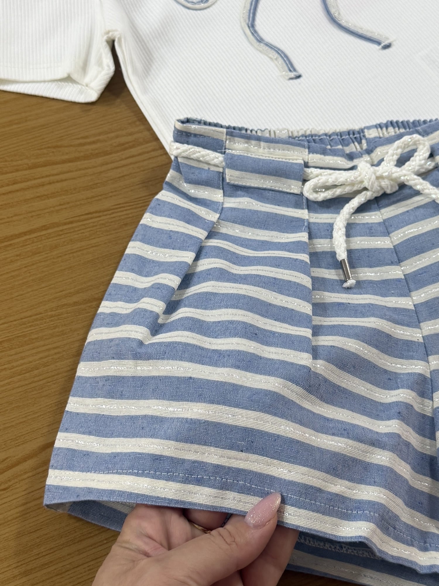 Conjunto Infantil Kukiê Verão com Shorts Azul Listrado e Blusa Branca Lacinho