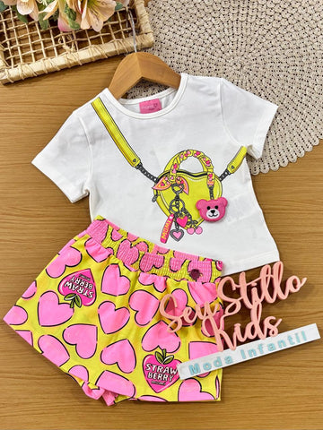 Conjunto Infantil Menina Momi com Shorts Amarelo Coração e Blusa Branca Bolsinha 3D