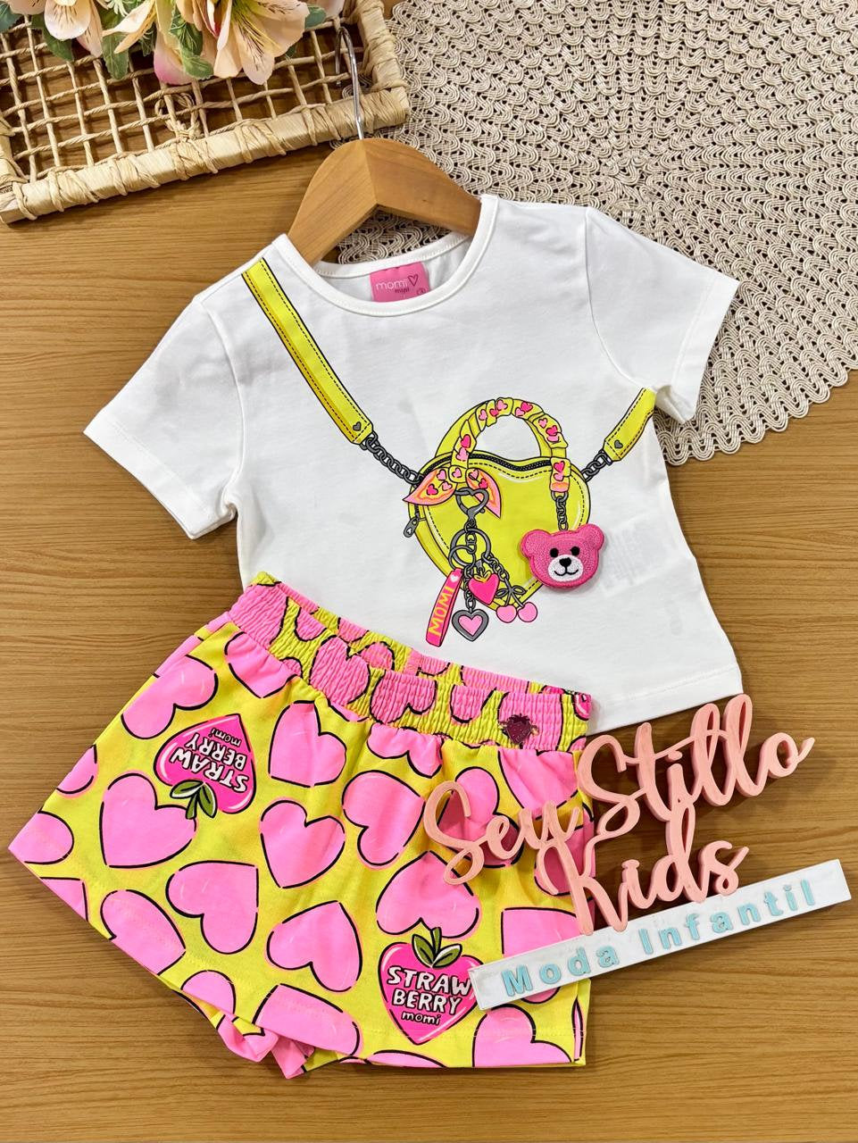 Conjunto Infantil Menina Momi com Shorts Amarelo Coração e Blusa Branca Bolsinha 3D