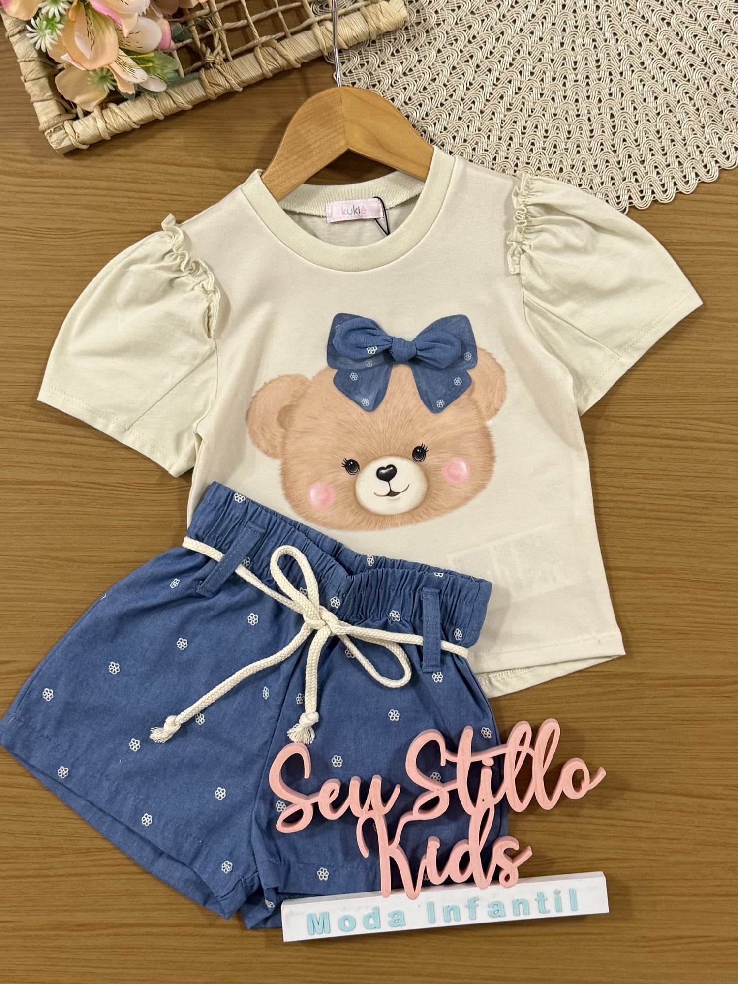 Conjunto Infantil Kukiê Verão com Shorts Jeans e Blusa Bege Ursinha
