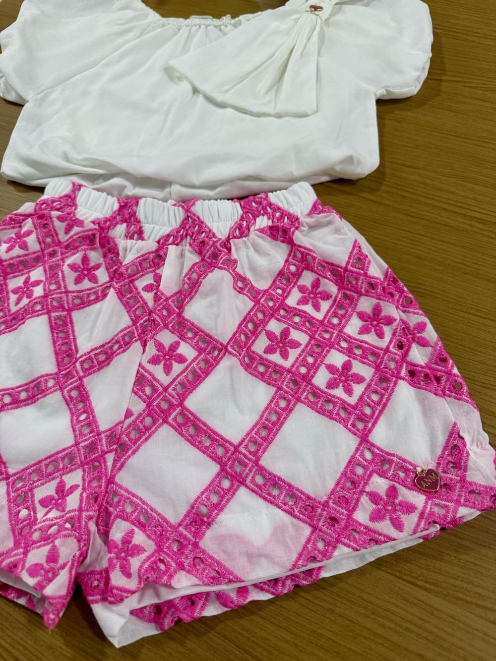 Conjunto Infantil Animê Verão Shorts com Detalhes Rosa e Blusa Branca Balonê